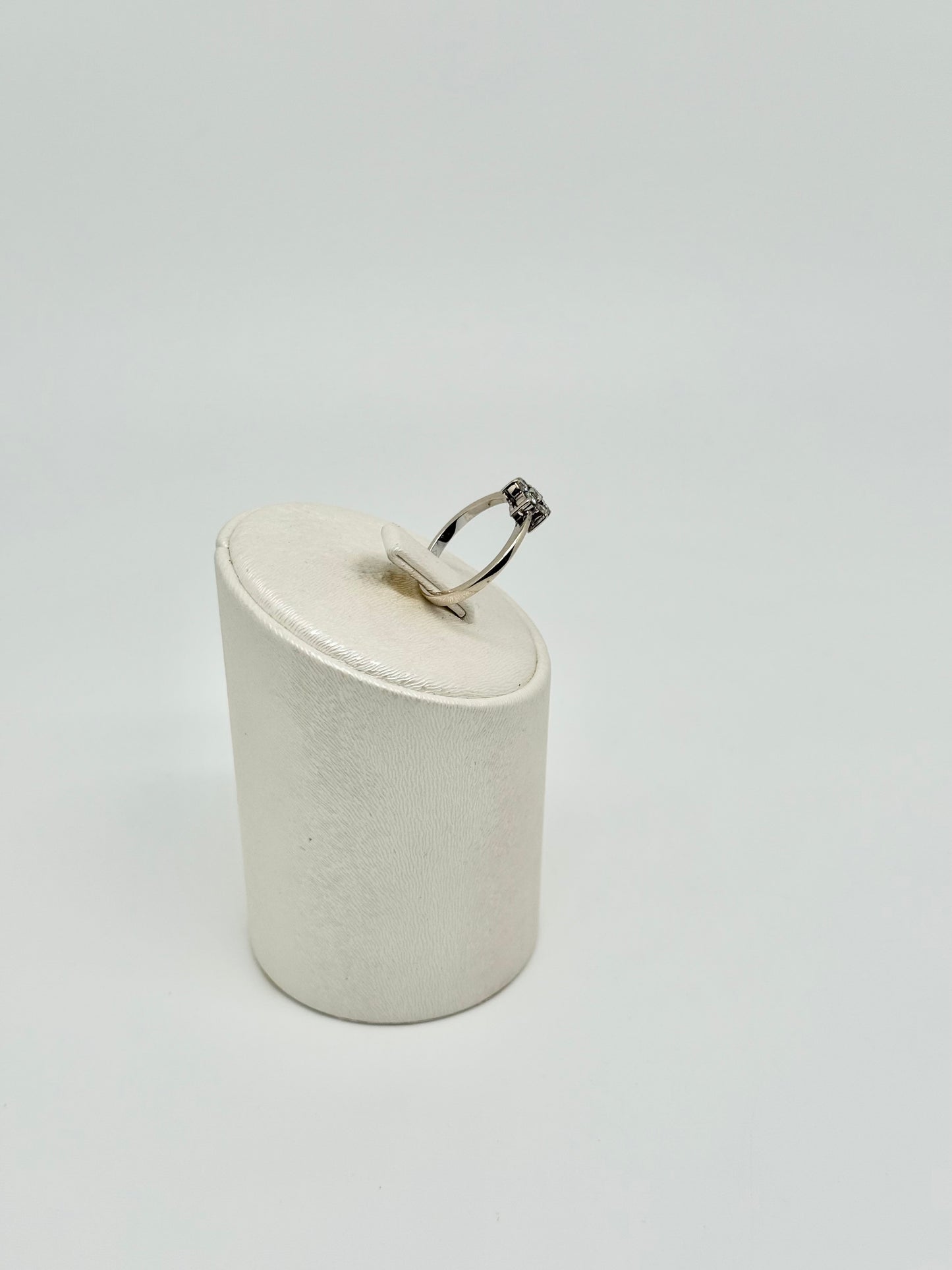 Bague en or blanc sertie de diamants naturels