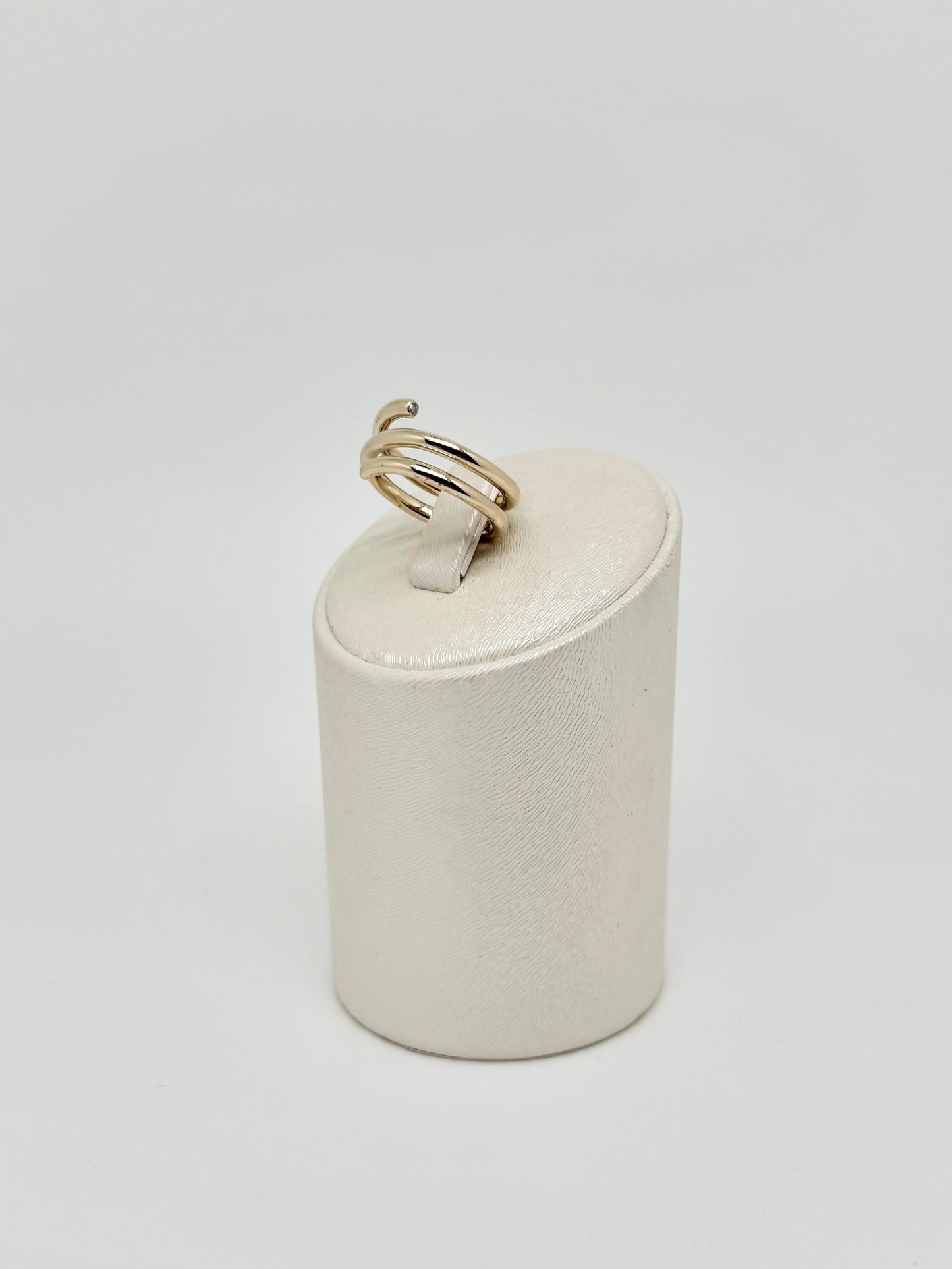 Geelgouden ring met 2 diamanten aan de uiteinden