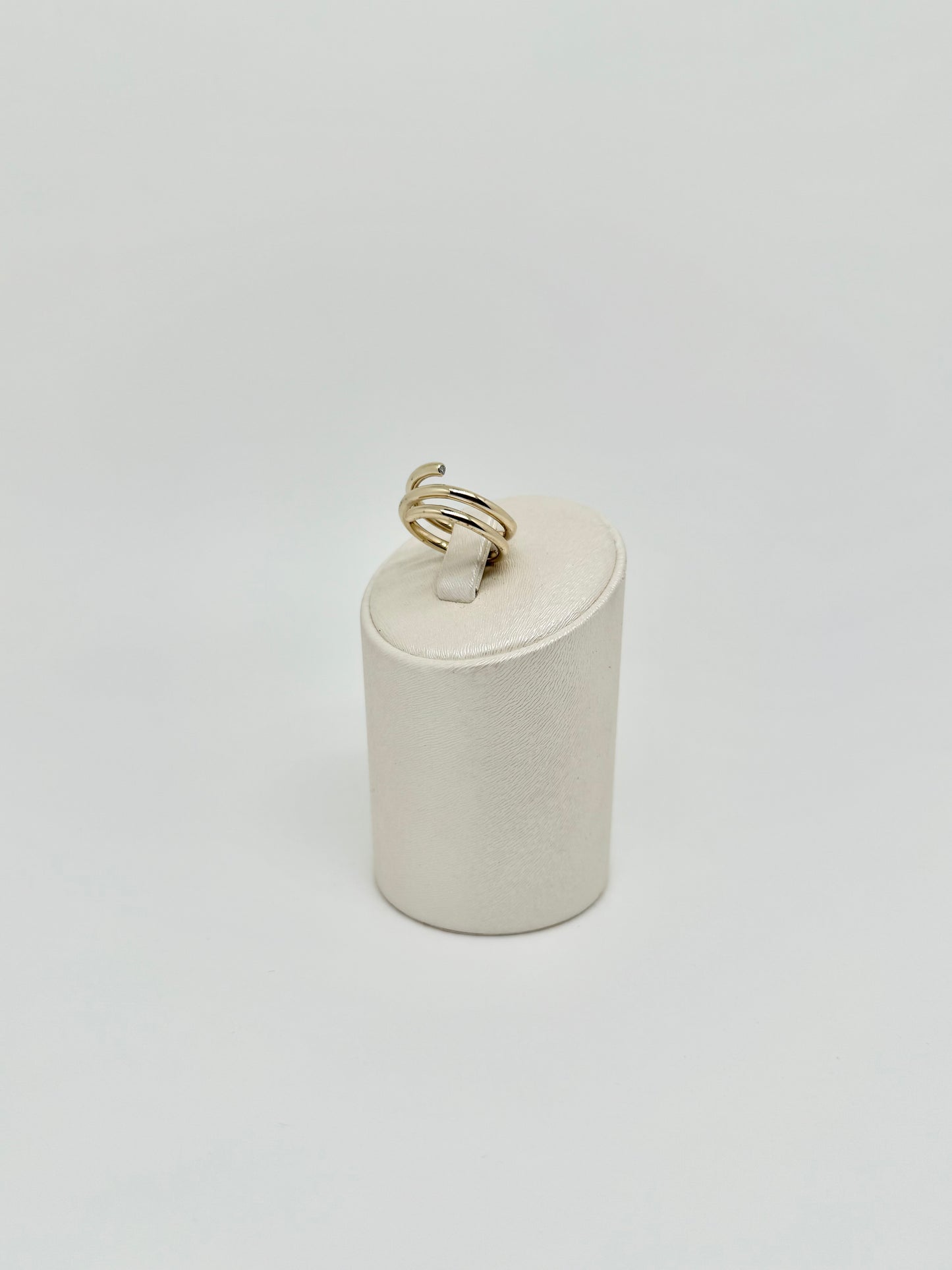 Geelgouden ring met 2 diamanten aan de uiteinden