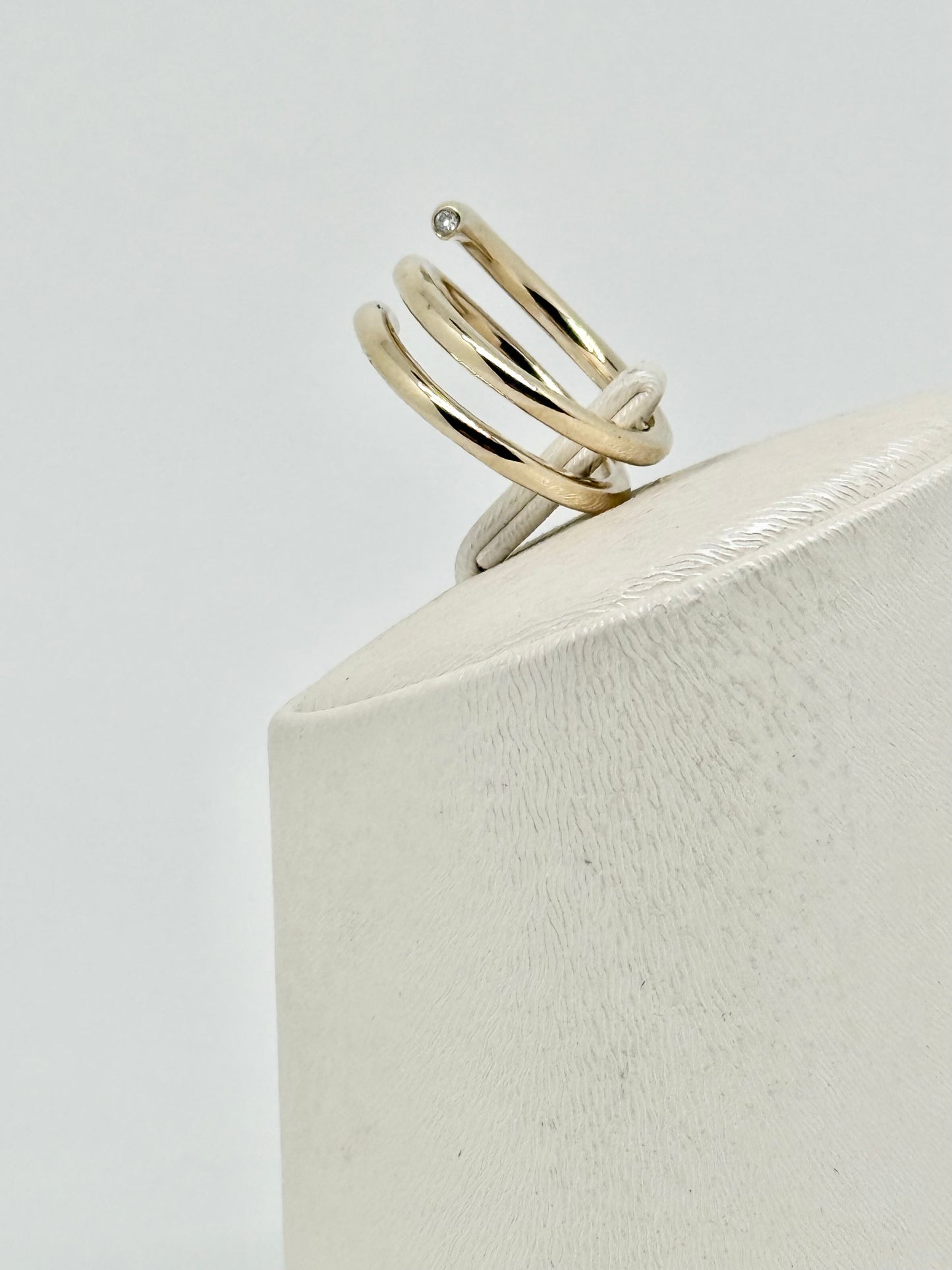 Geelgouden ring met 2 diamanten aan de uiteinden