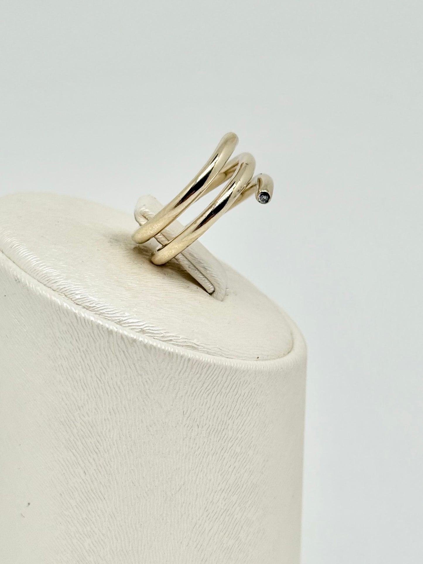 Geelgouden ring met 2 diamanten aan de uiteinden