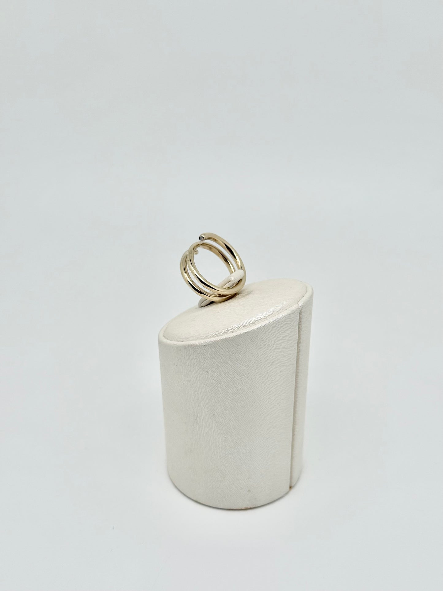 Geelgouden ring met 2 diamanten aan de uiteinden