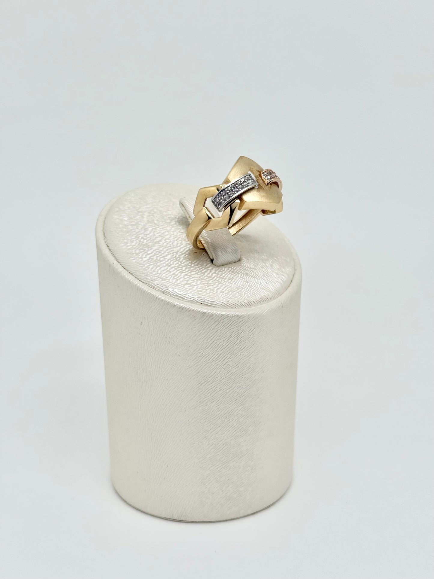 Yellow gold ring with pink and white accents