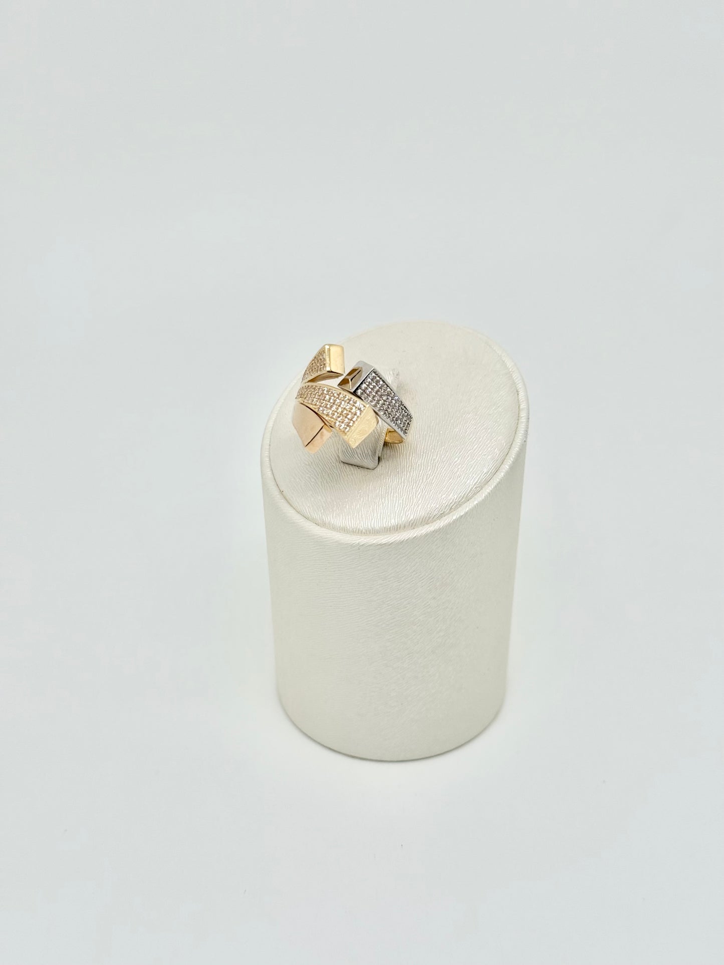 Yellow gold ring with pink and white accents set with zircons