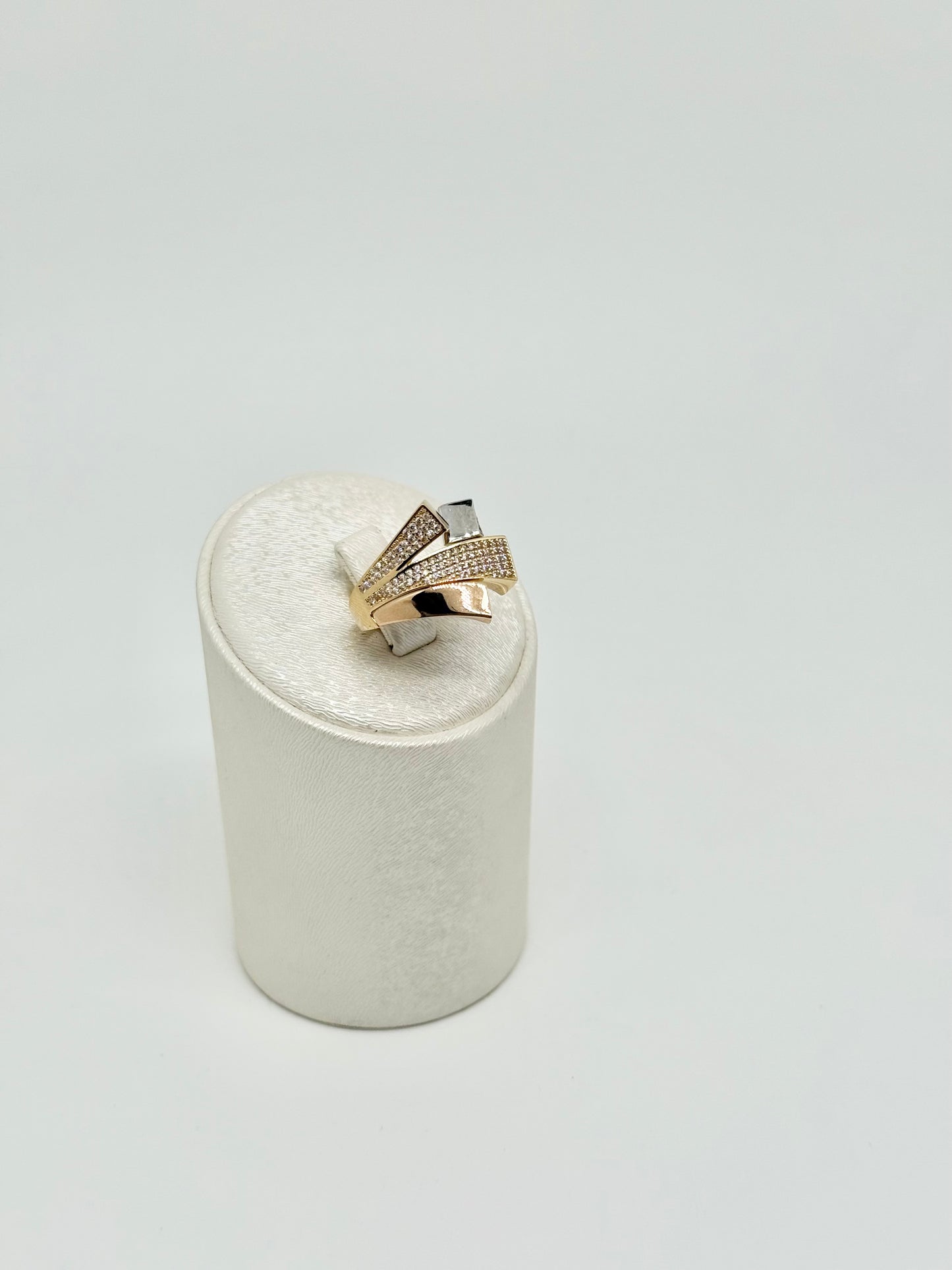 Yellow gold ring with pink and white accents set with zircons