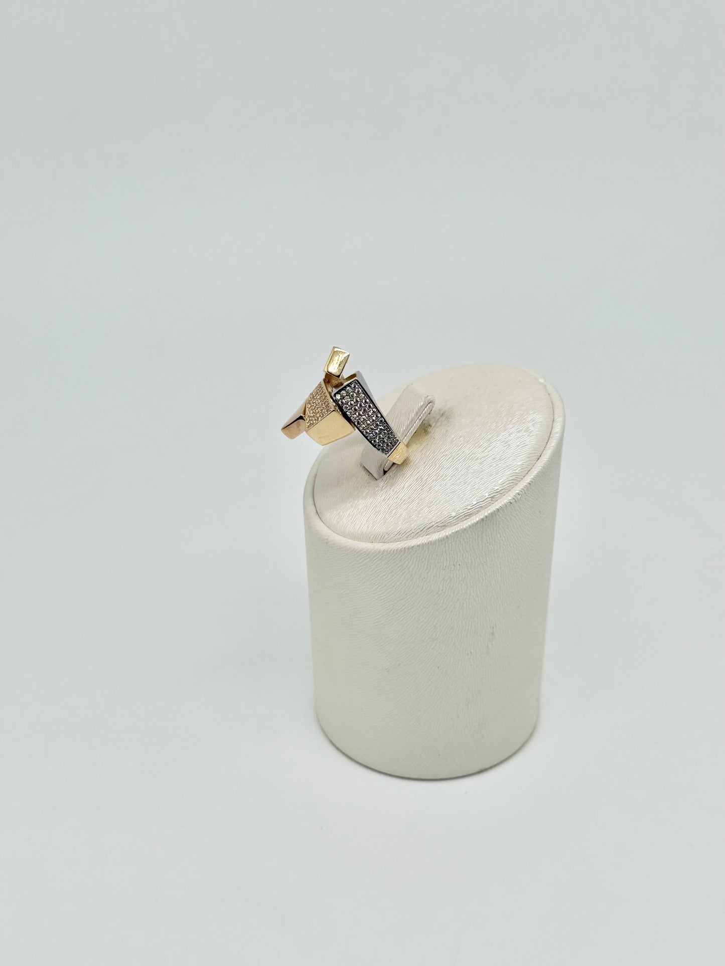 Yellow gold ring with pink and white accents set with zircons