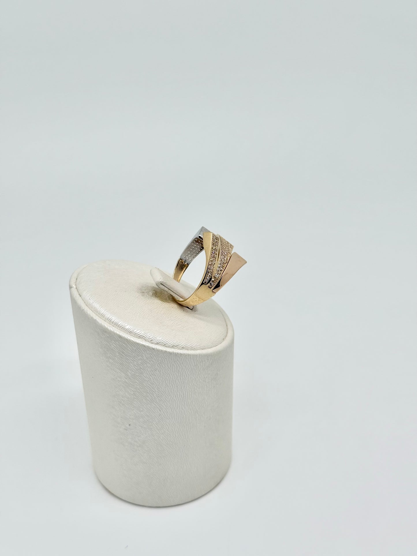 Yellow gold ring with pink and white accents set with zircons