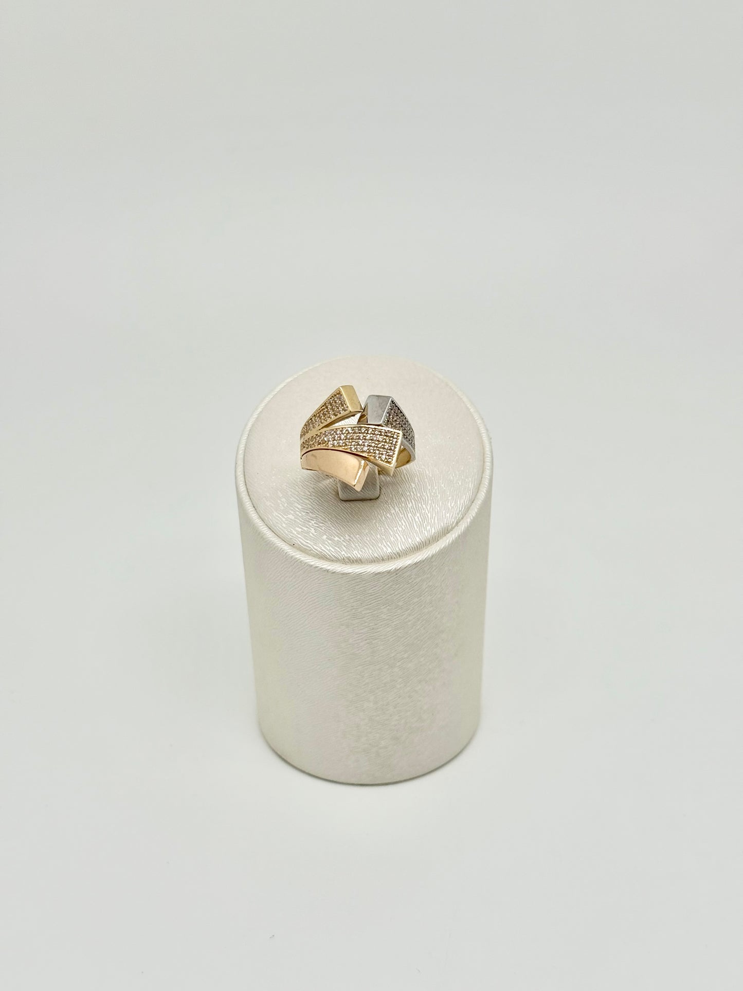 Yellow gold ring with pink and white accents set with zircons