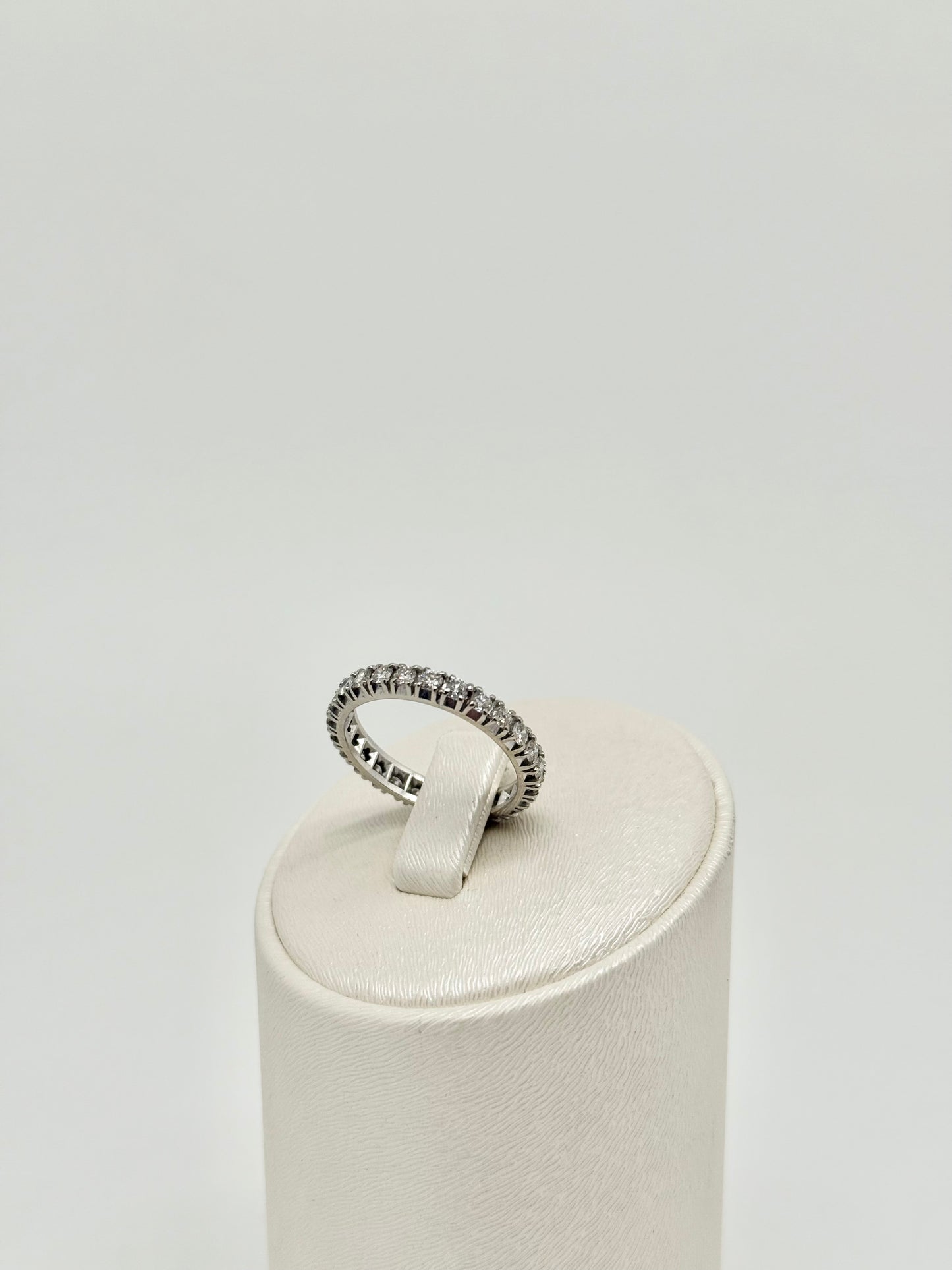 Eternal ring in white gold and natural diamonds