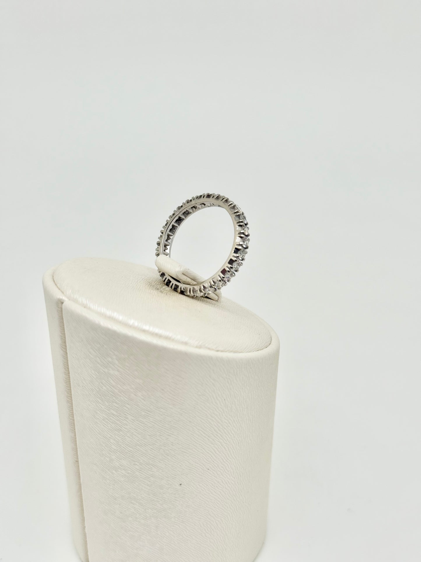 Eternal ring in white gold and natural diamonds