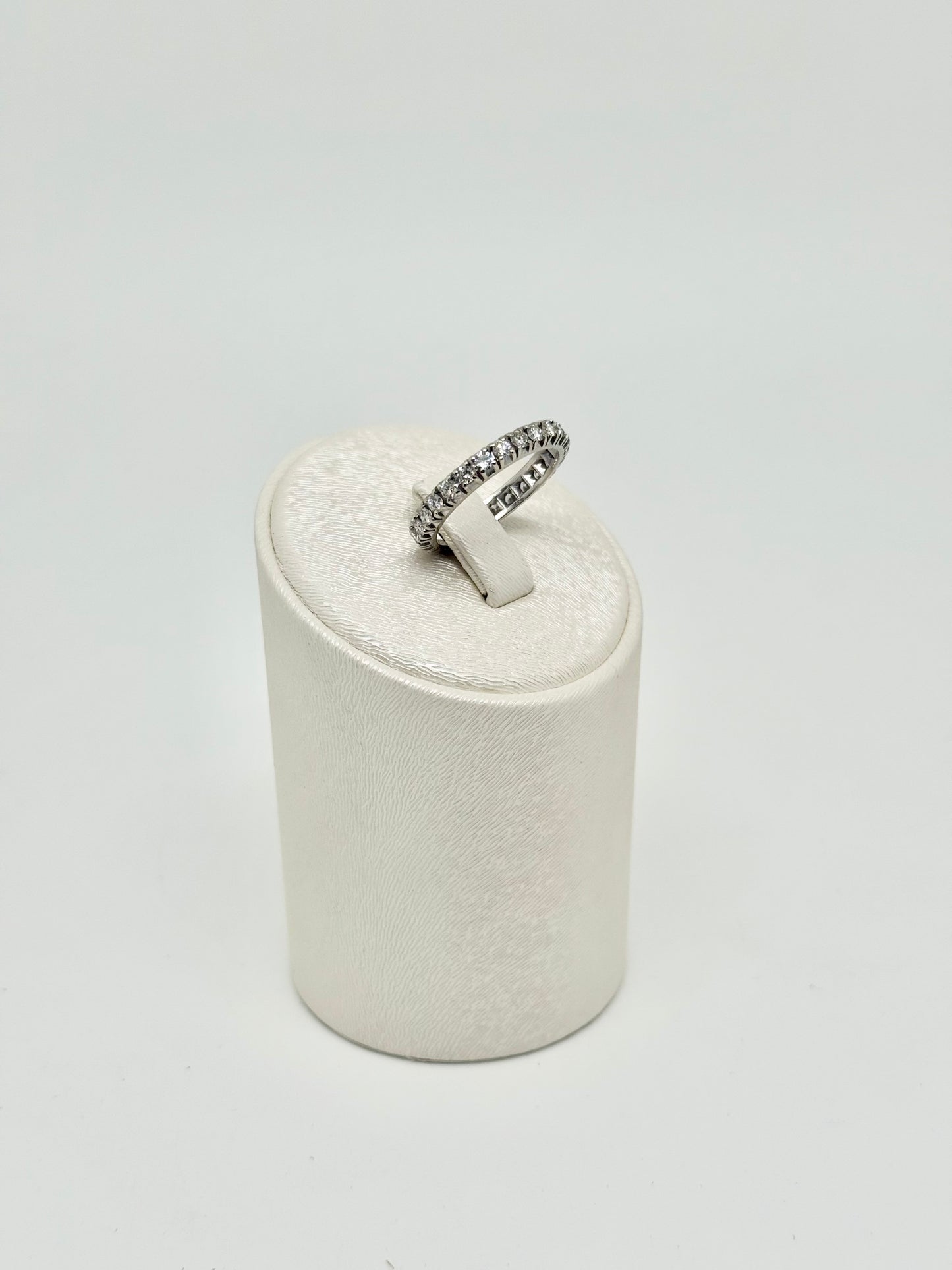Eternal ring in white gold and natural diamonds