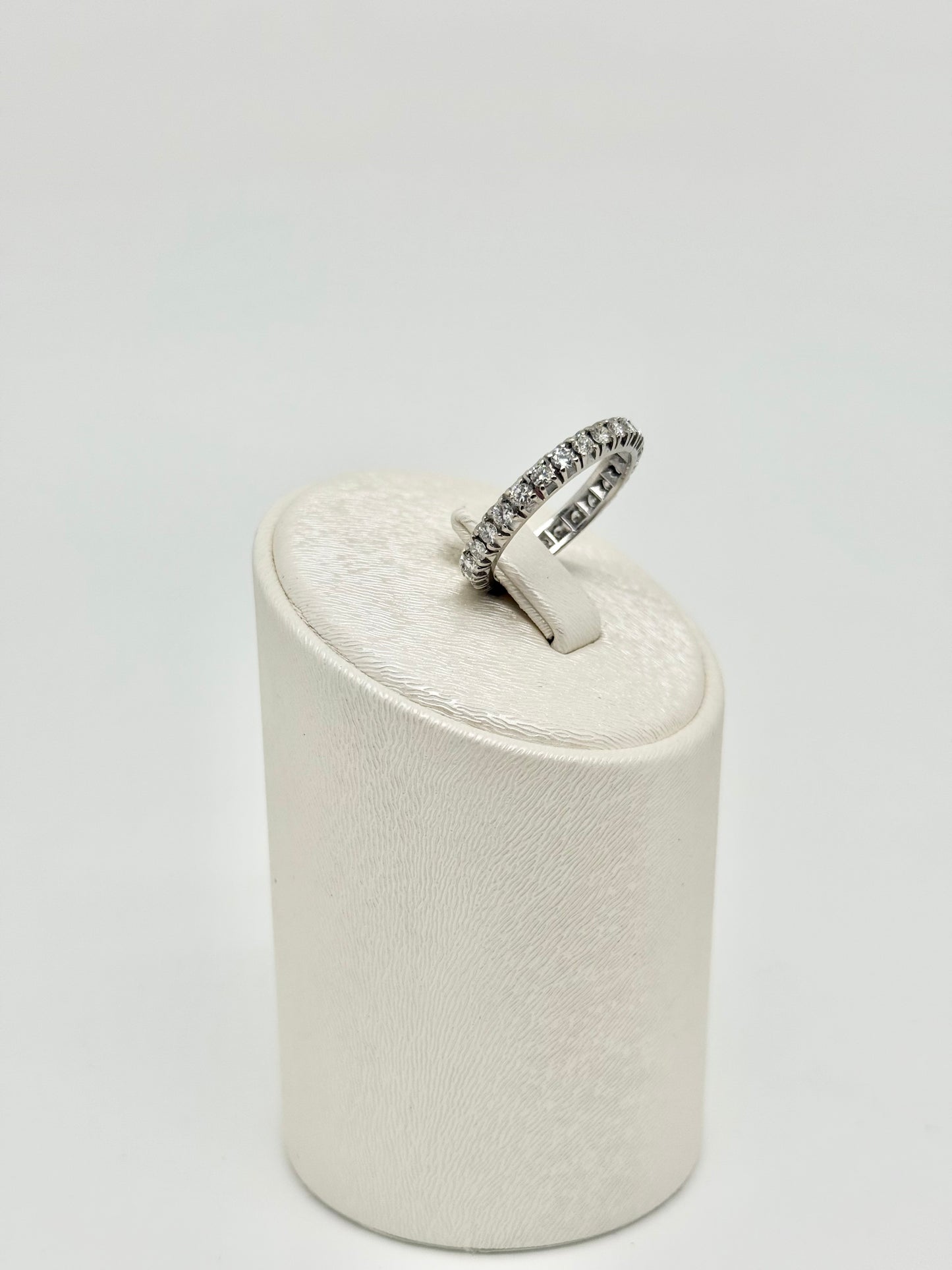 Eternal ring in white gold and natural diamonds
