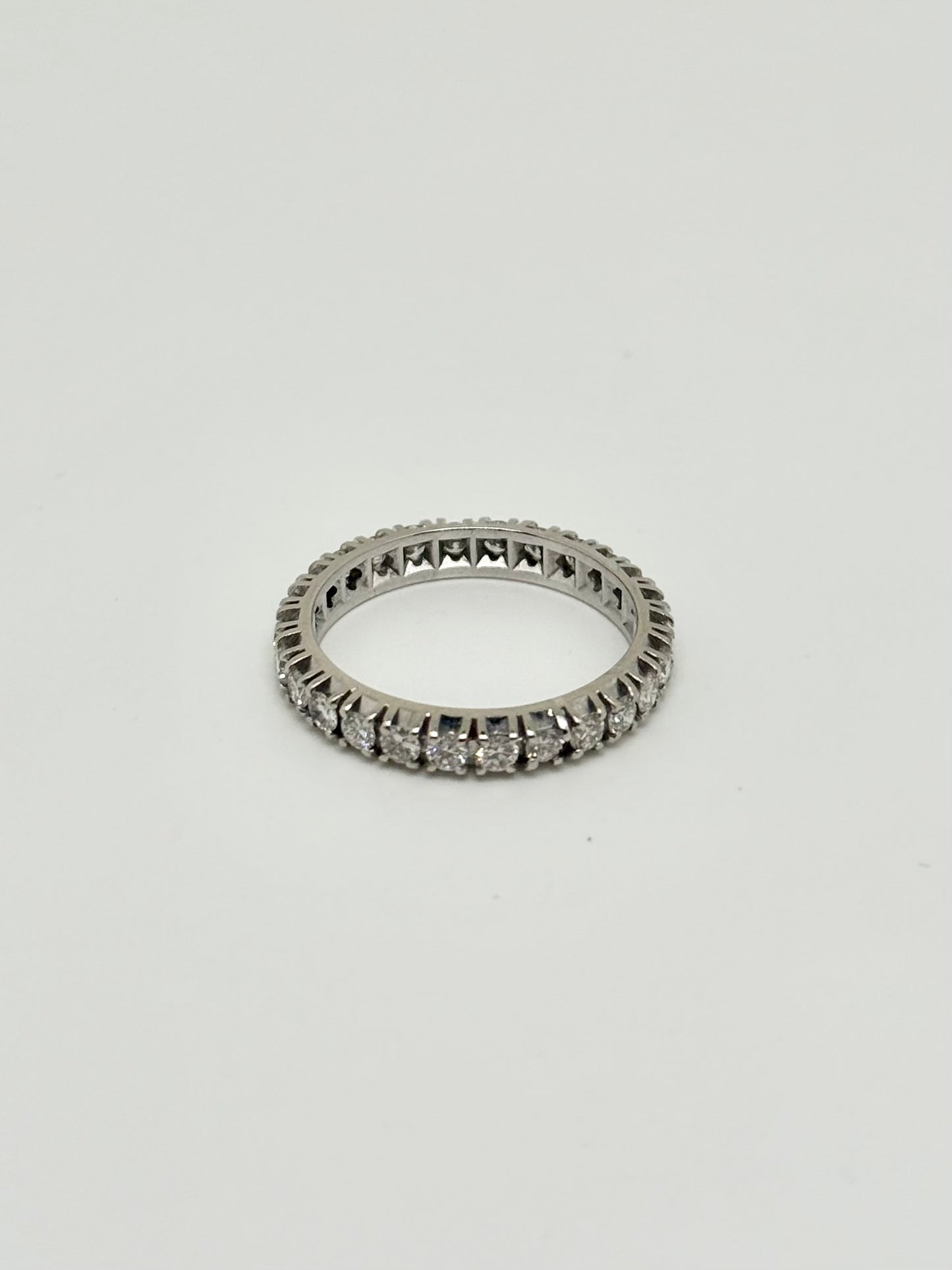 Eternal ring in white gold and natural diamonds
