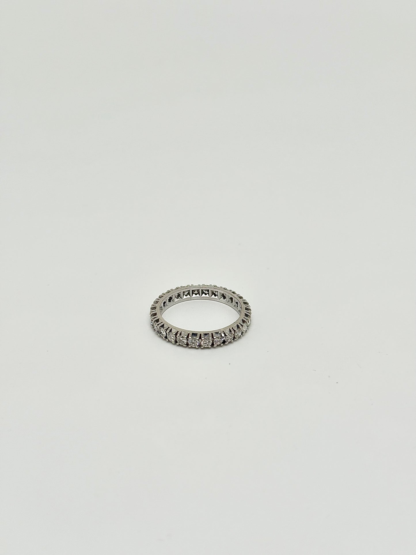 Eternal ring in white gold and natural diamonds
