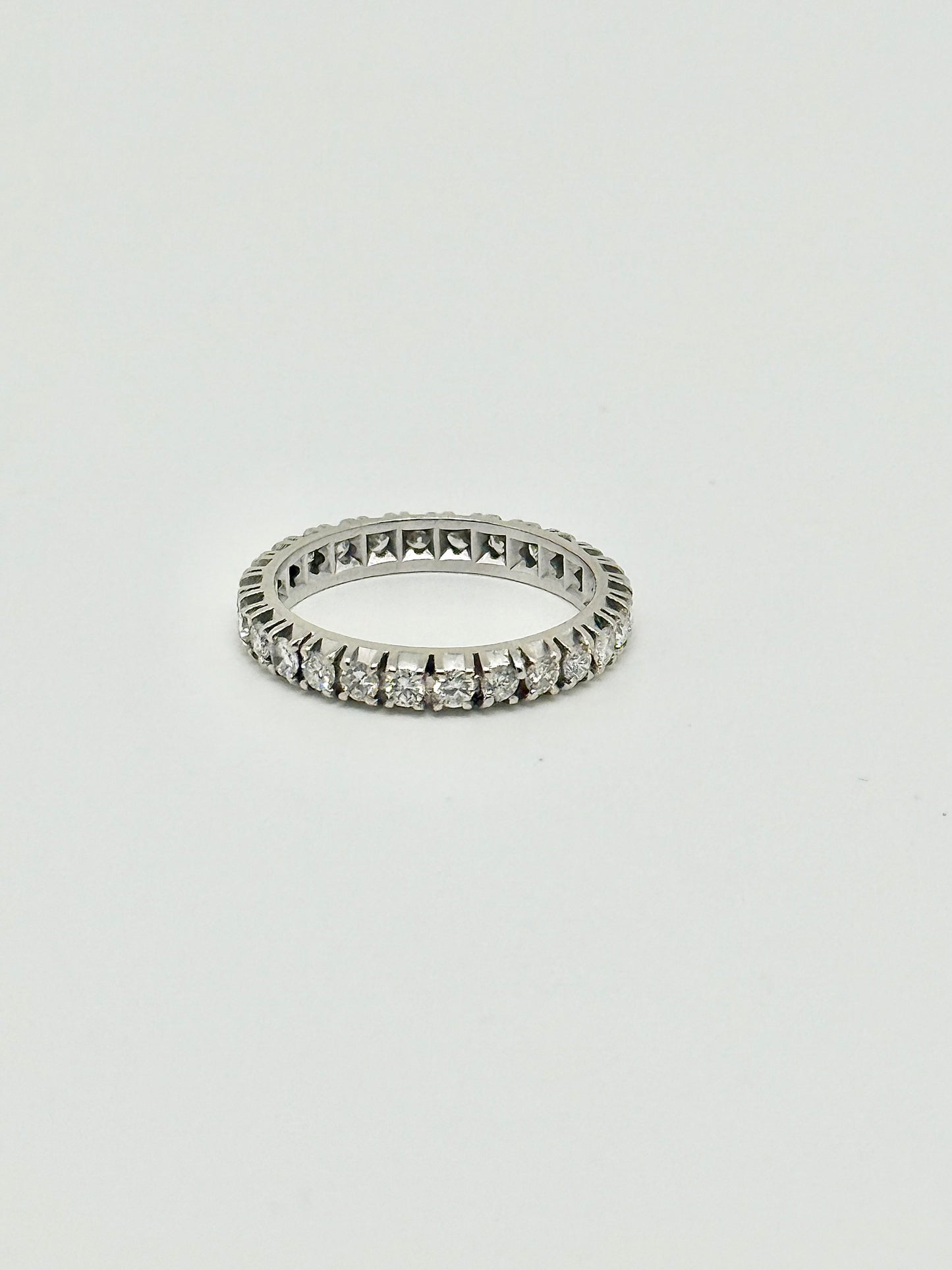 Eternal ring in white gold and natural diamonds