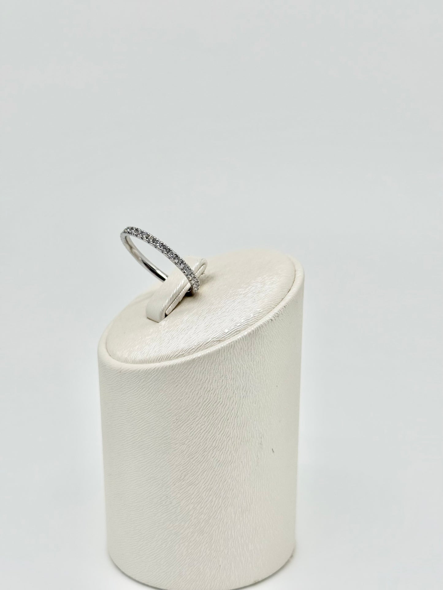 Half-eeuwige ring in witgoud, bezet met natuurlijke diamanten
