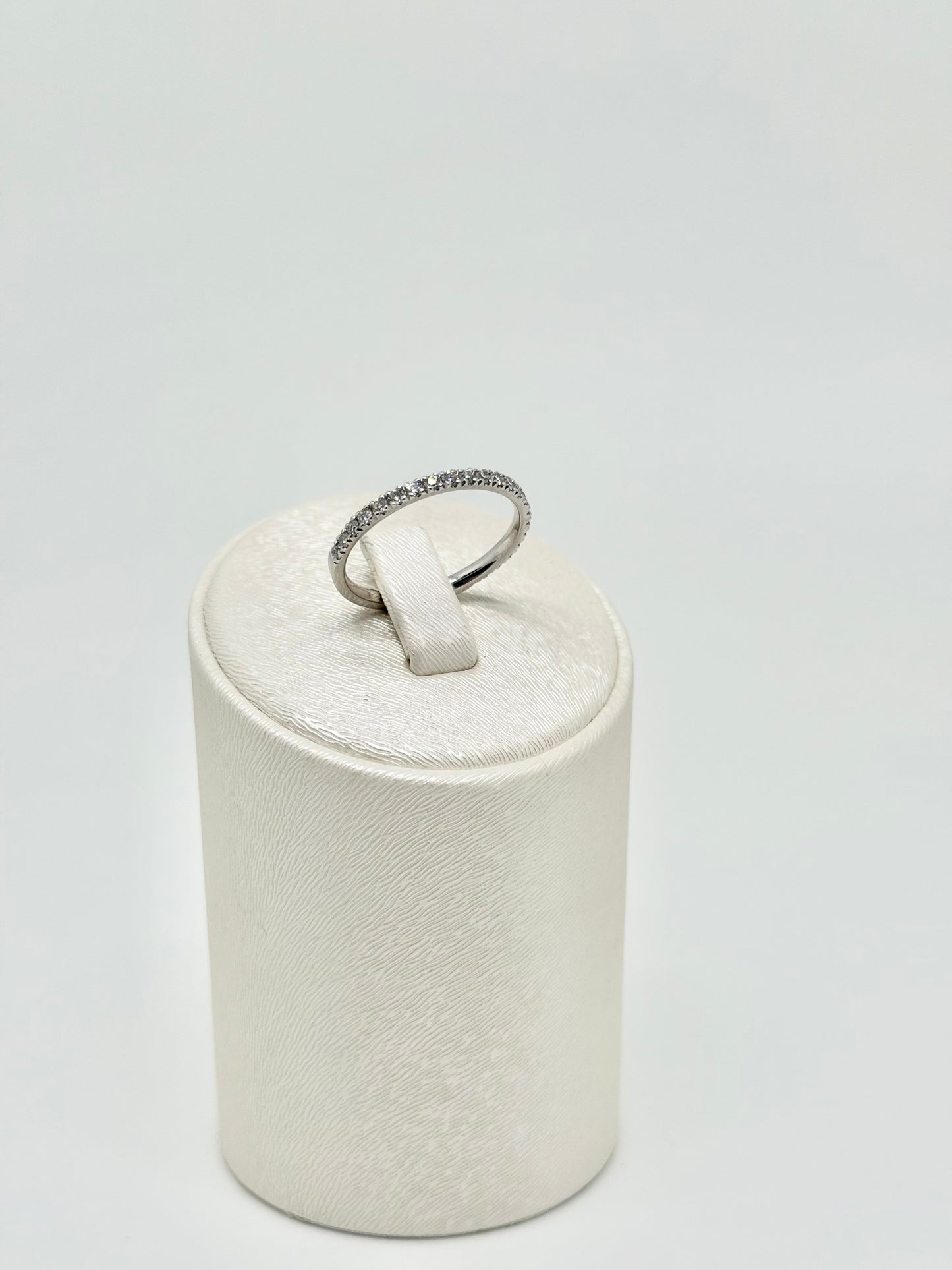 Half-eeuwige ring in witgoud, bezet met natuurlijke diamanten