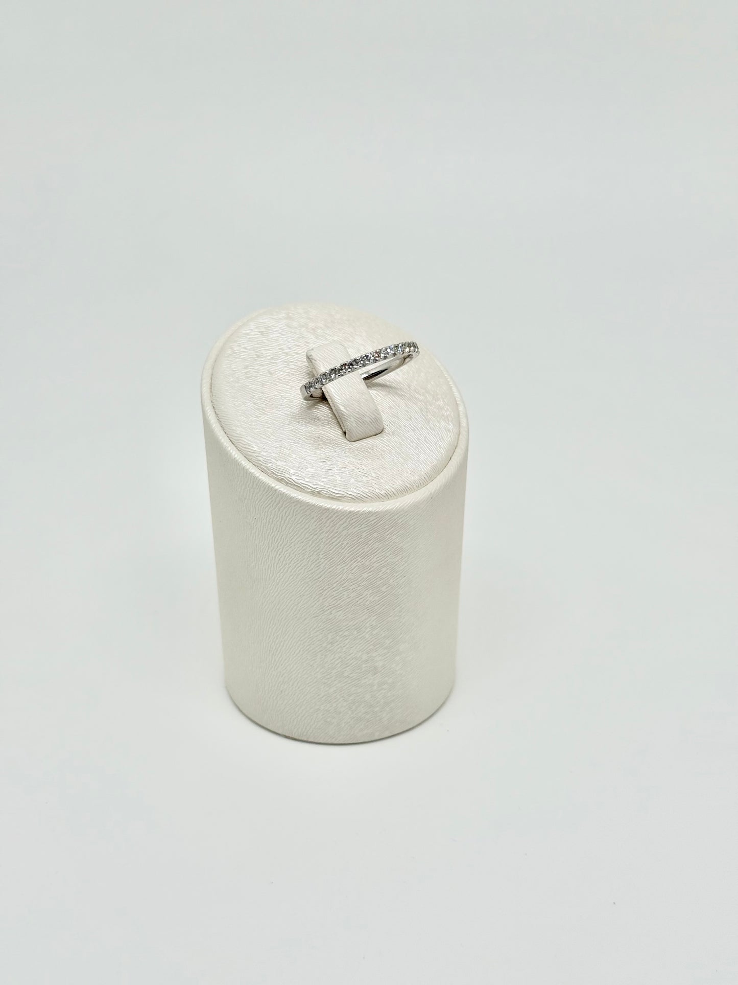 Half-eeuwige ring in witgoud, bezet met natuurlijke diamanten