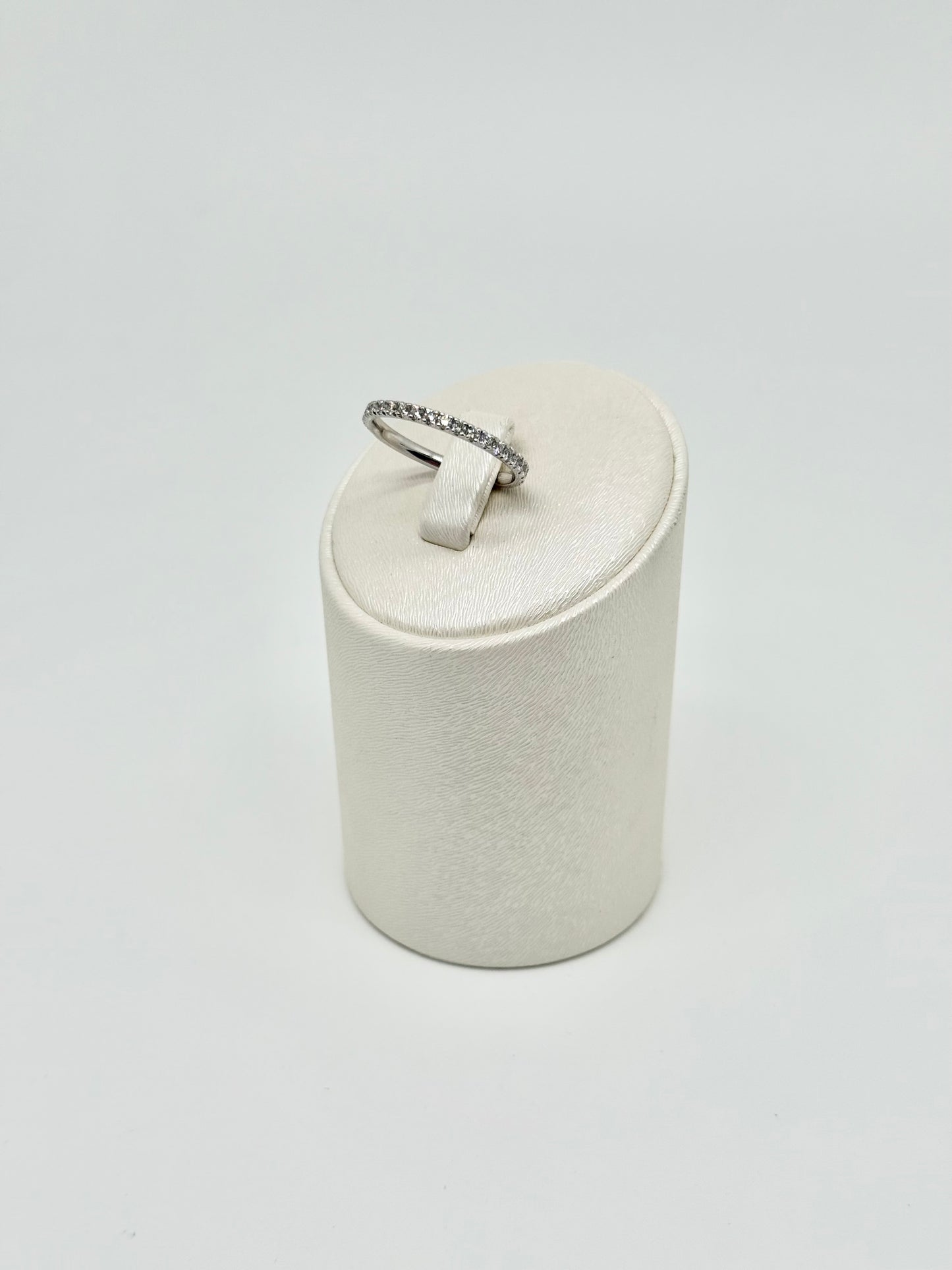 Half-eeuwige ring in witgoud, bezet met natuurlijke diamanten
