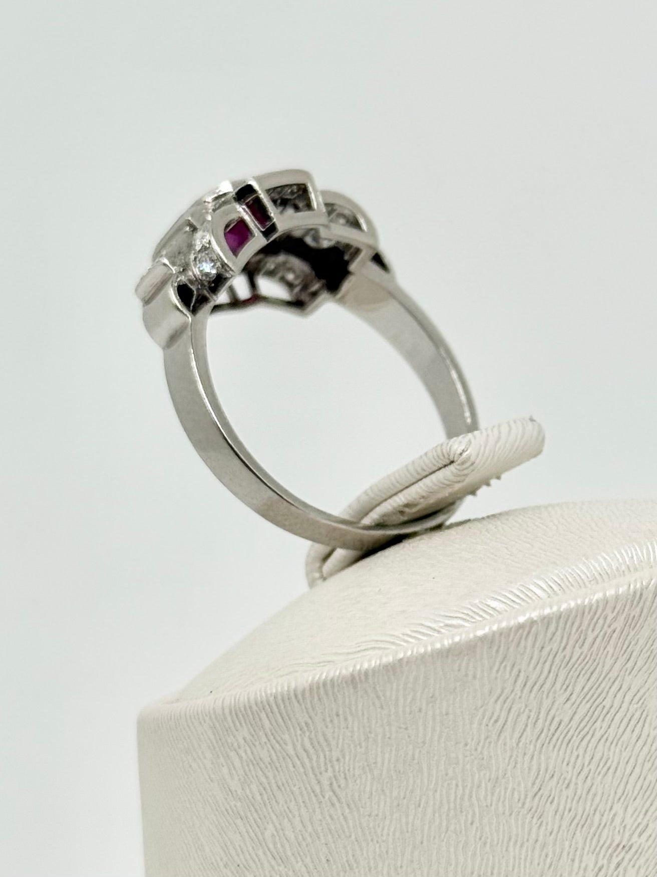 White gold Art Deco ring set with natural diamonds and a natural ruby Vintage
