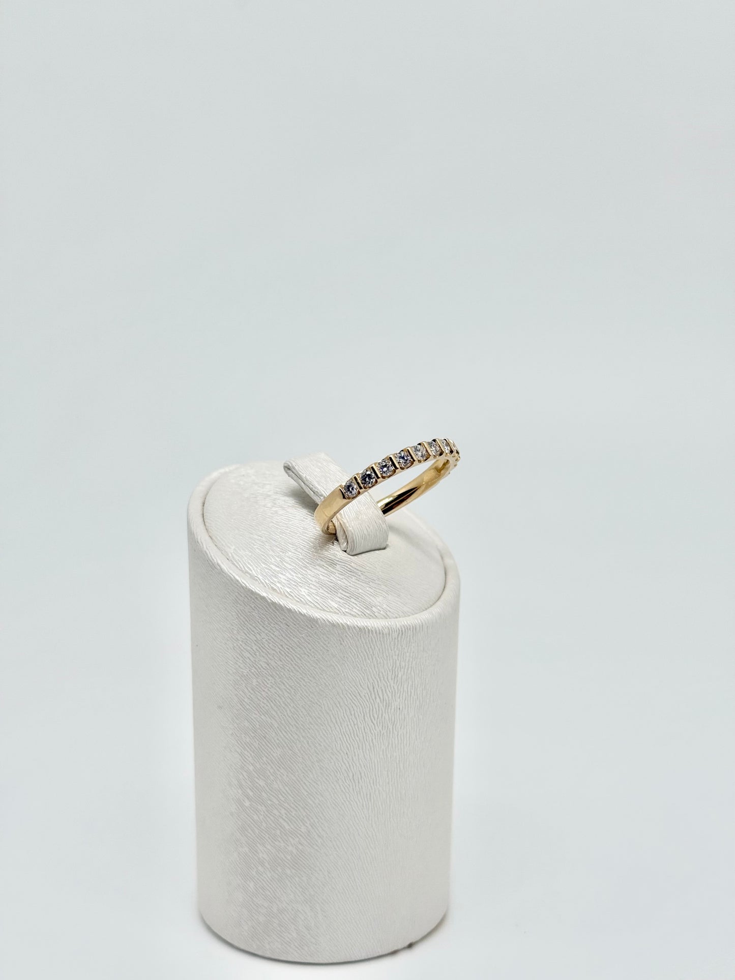 Half-eeuwige ring in geelgoud met ronde briljant geslepen diamanten