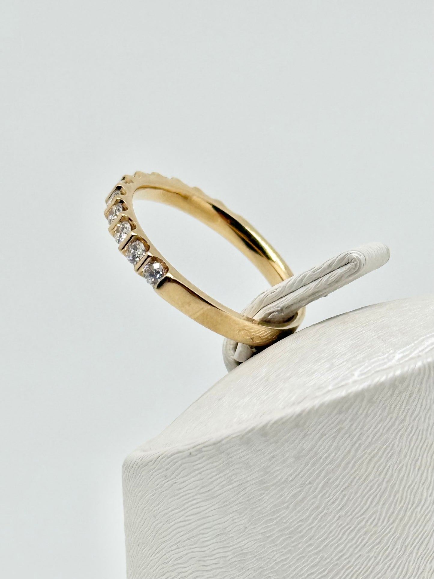 Half-eeuwige ring in geelgoud met ronde briljant geslepen diamanten