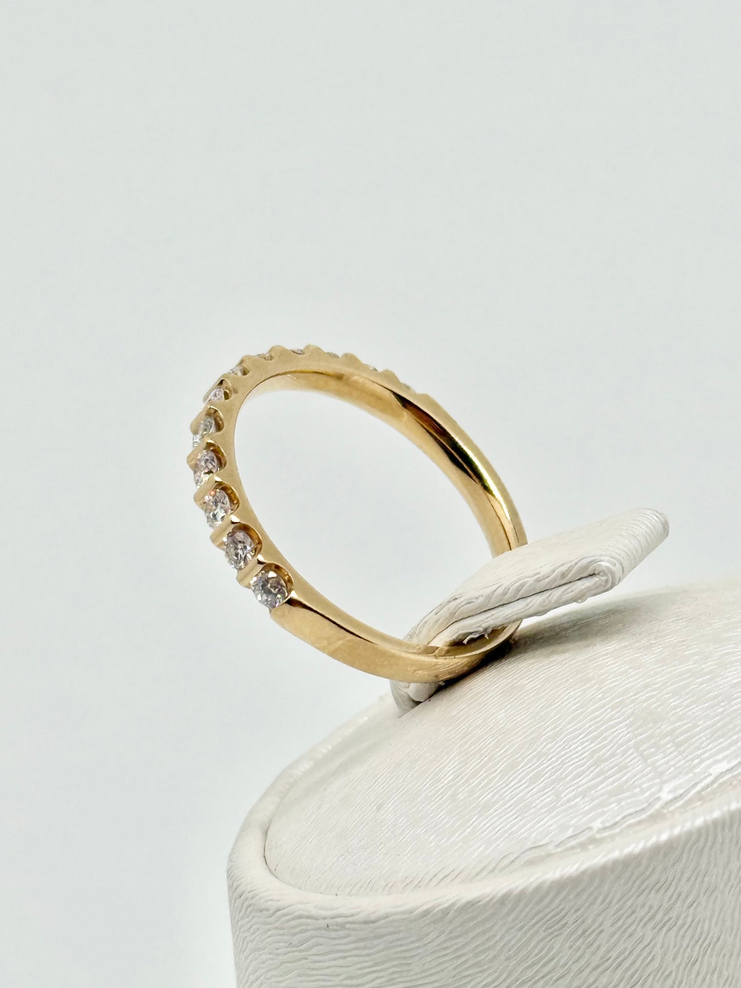 Half-eeuwige ring in geelgoud met ronde briljant geslepen diamanten