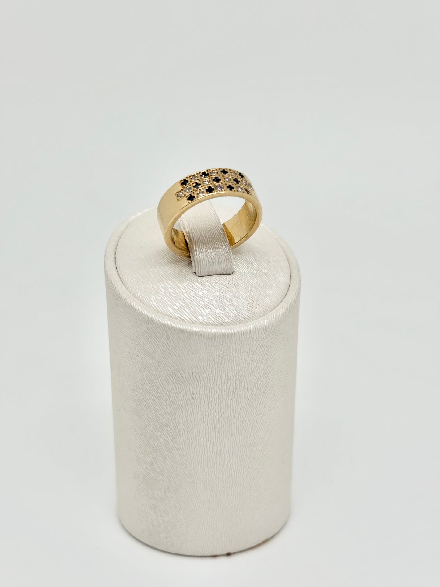 Geelgouden ring bezet met kleine saffieren en diamanten