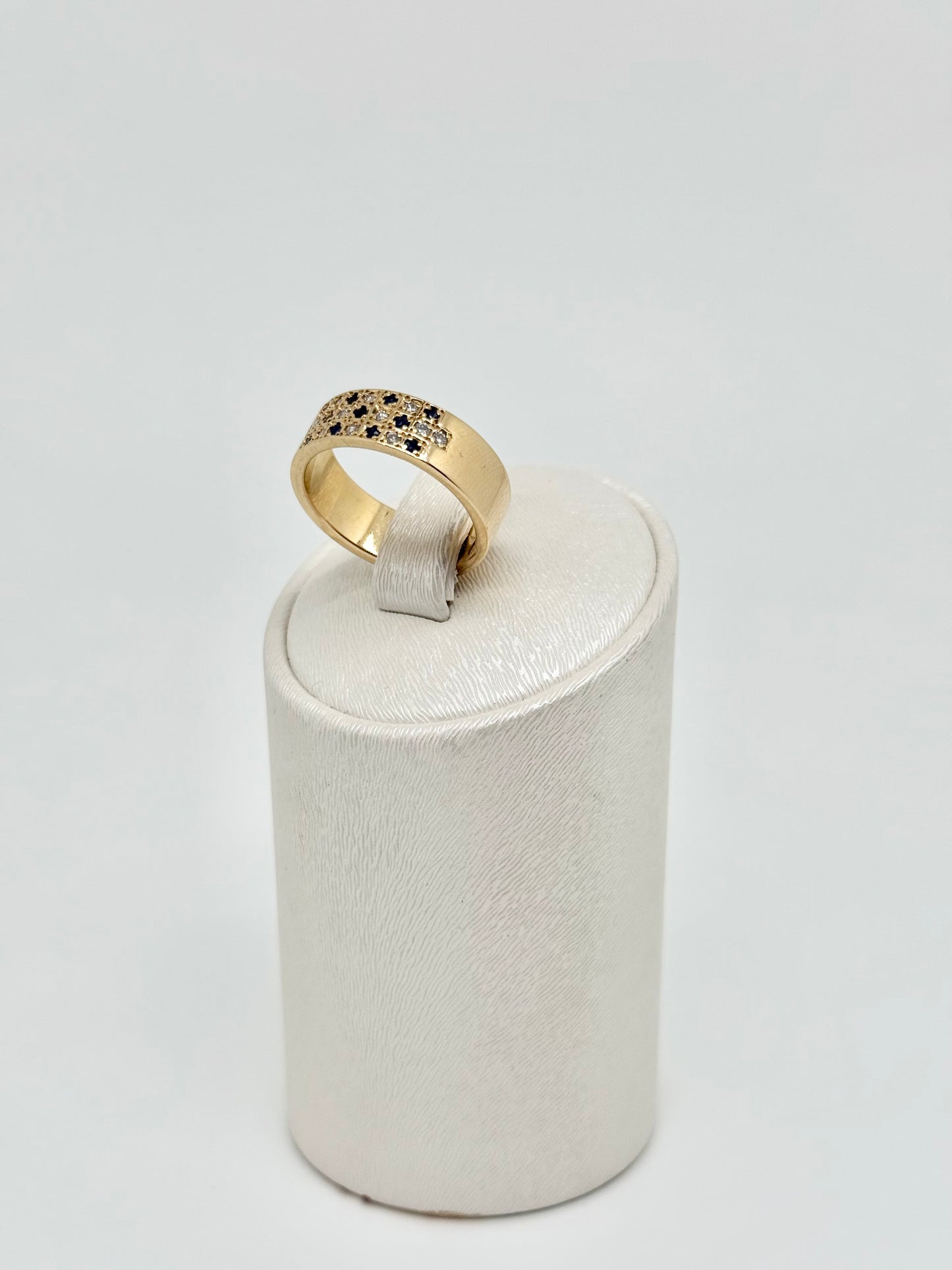 Geelgouden ring bezet met kleine saffieren en diamanten
