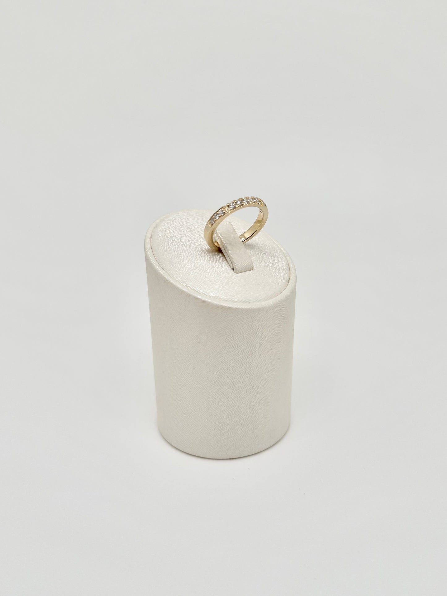 Geelgouden ring bezet met natuurlijke diamanten