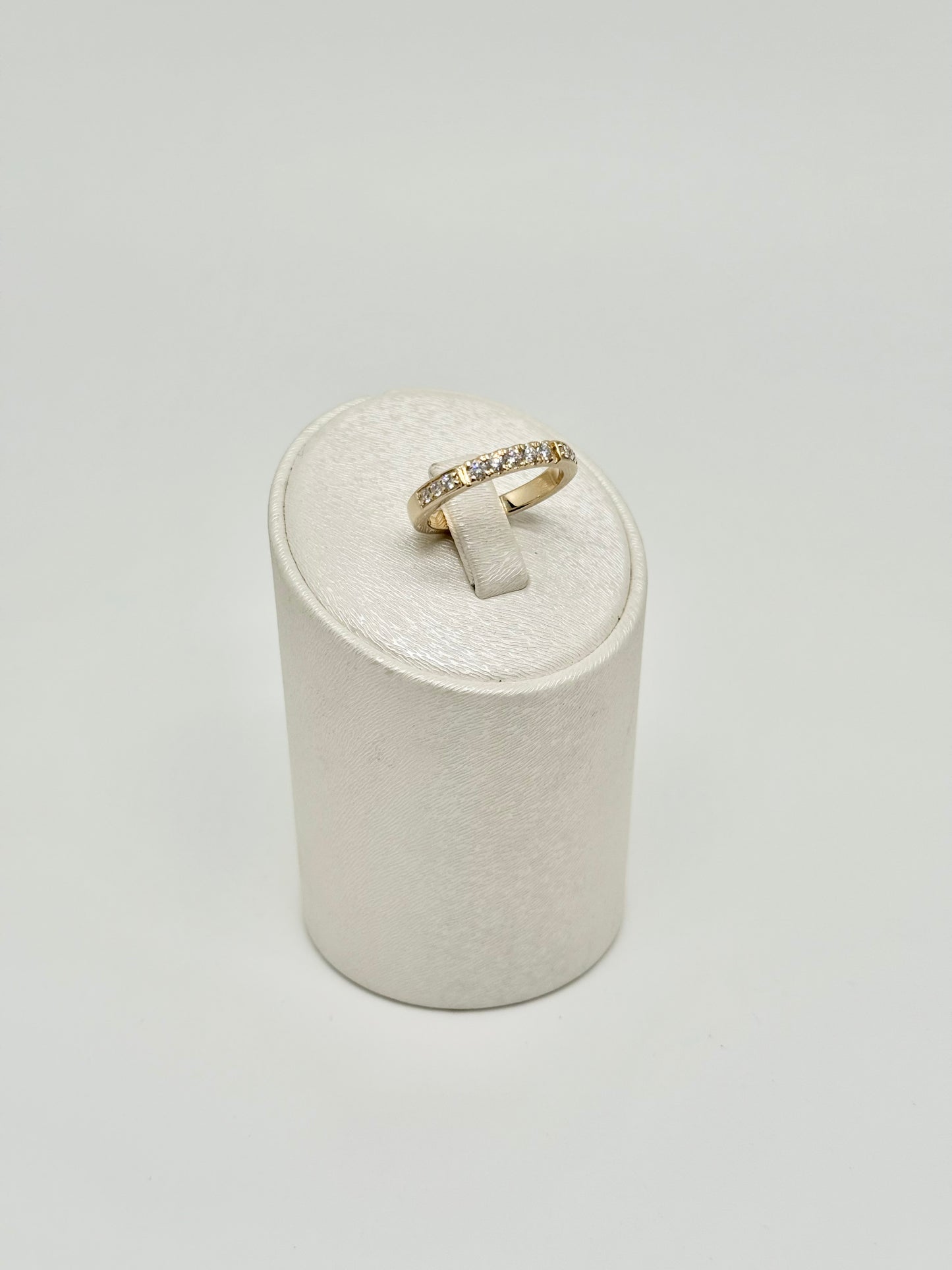 Geelgouden ring bezet met natuurlijke diamanten