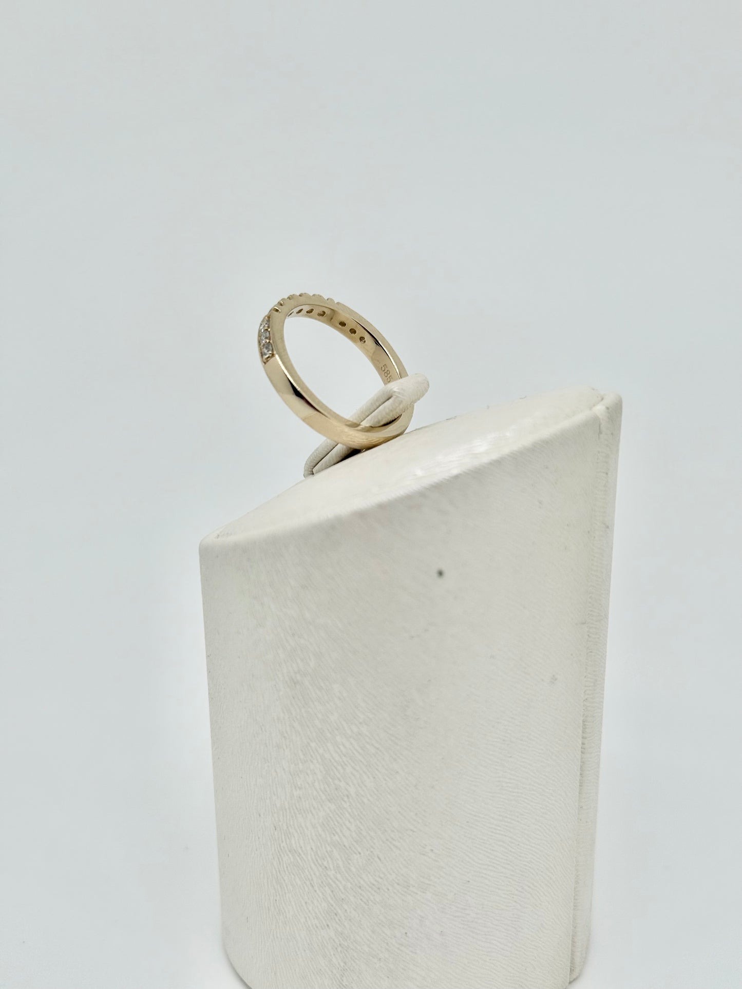 Geelgouden ring bezet met natuurlijke diamanten