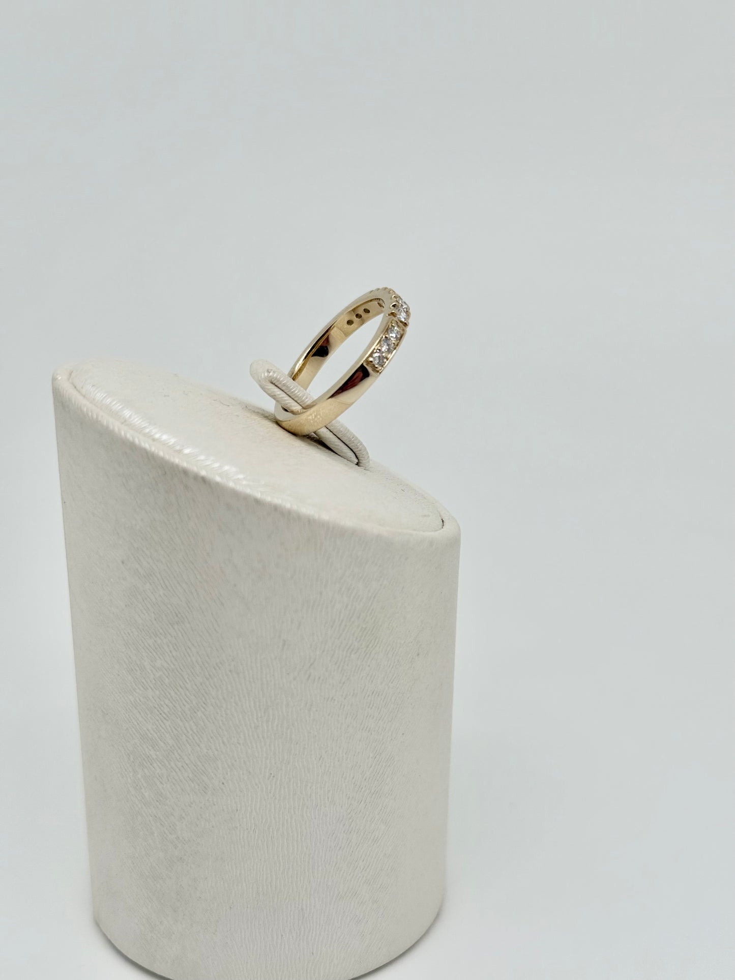 Geelgouden ring bezet met natuurlijke diamanten