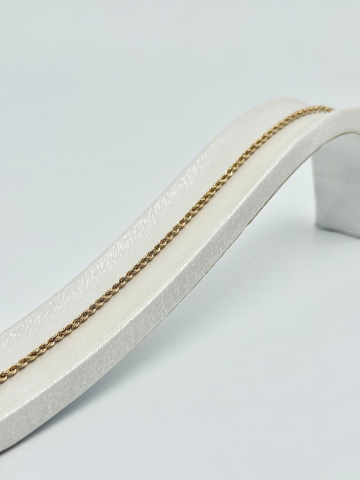 Geelgouden gedraaide armband