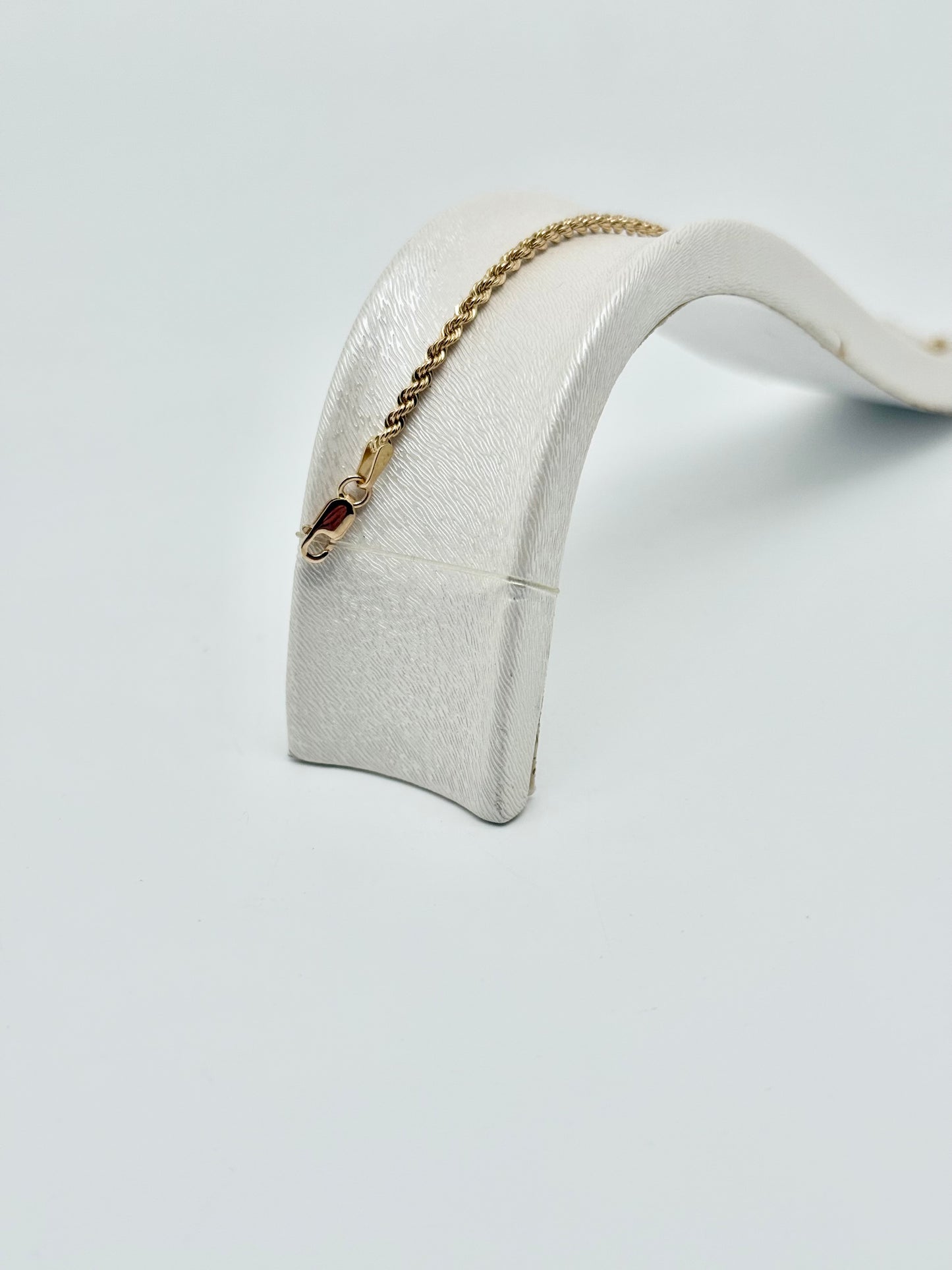 Geelgouden gedraaide armband