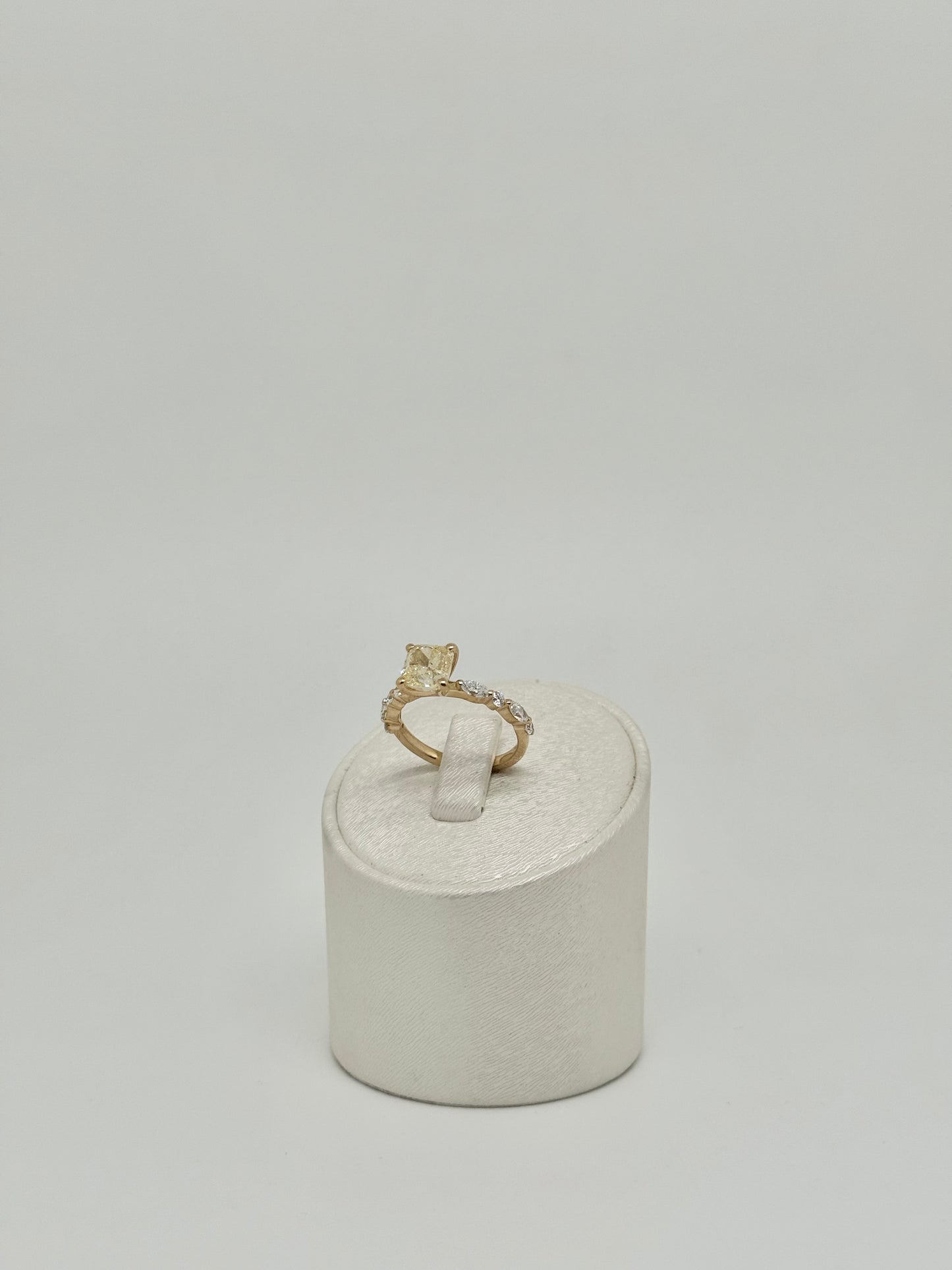 Yellow gold ring 'Square cushion brilliant'