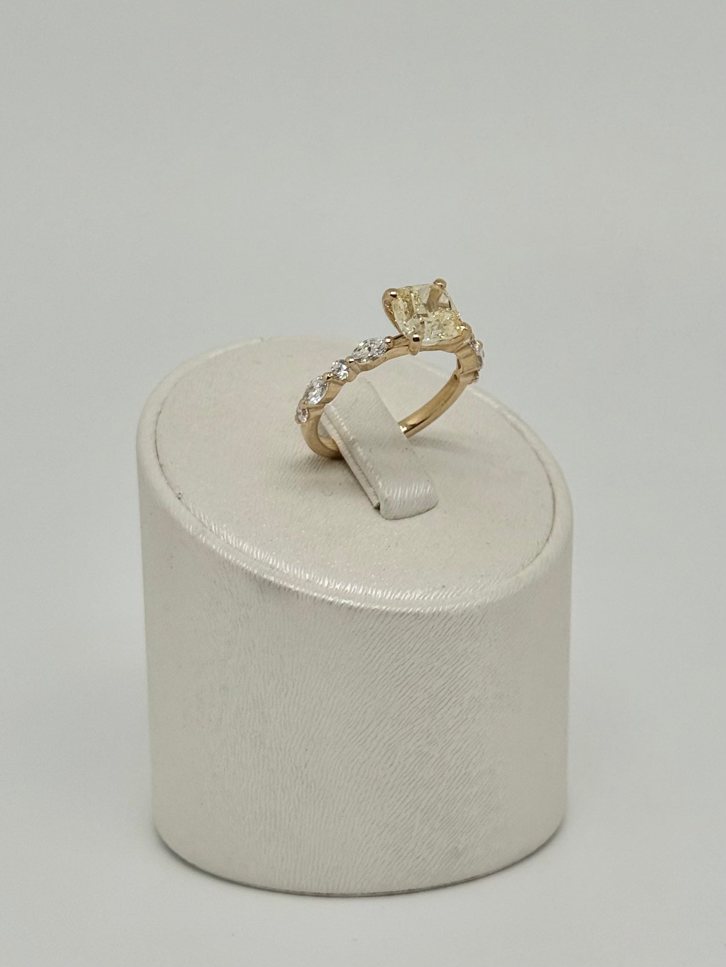 Yellow gold ring 'Square cushion brilliant'