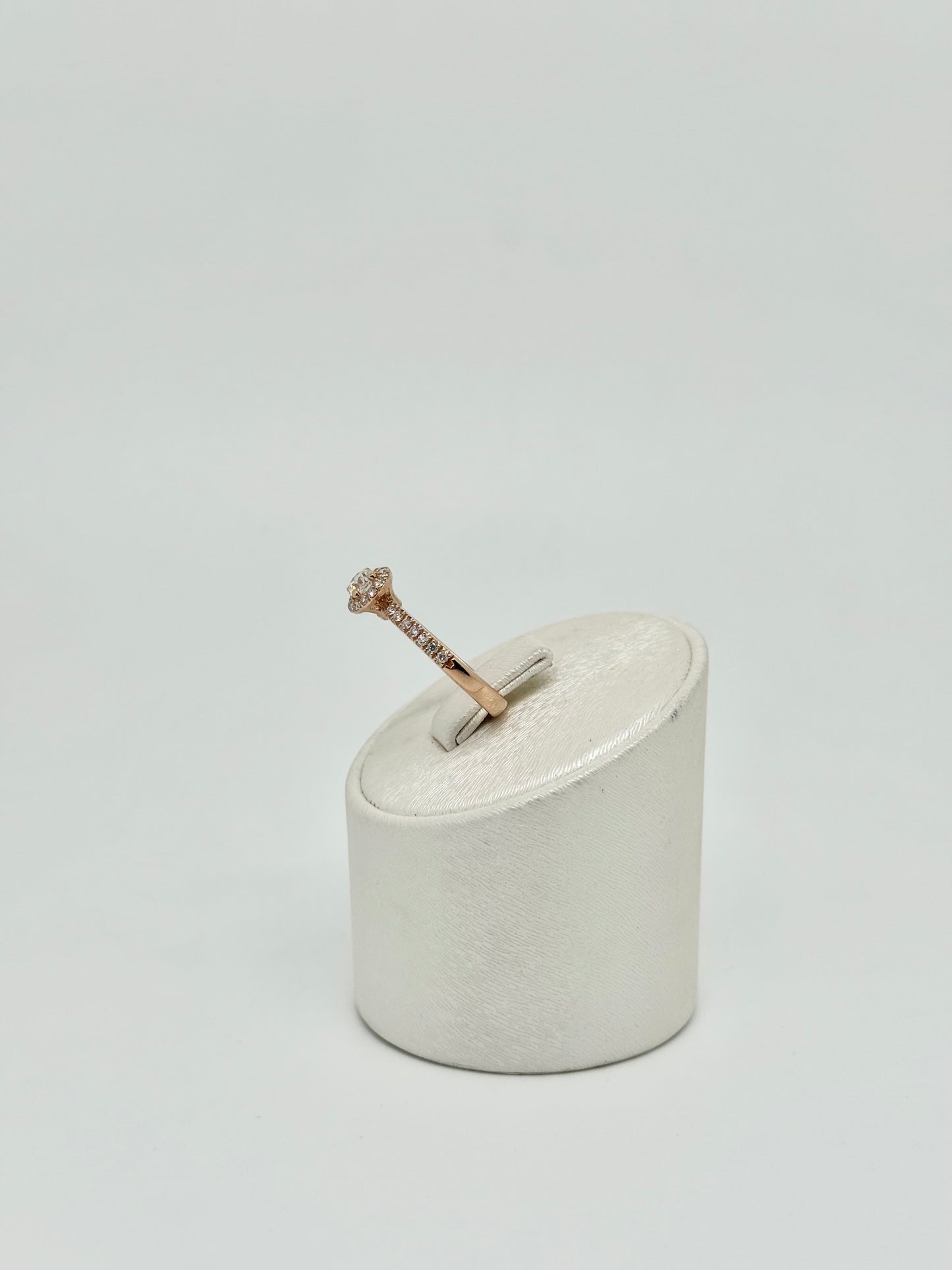 Rose gold ring 'round brilliant'
