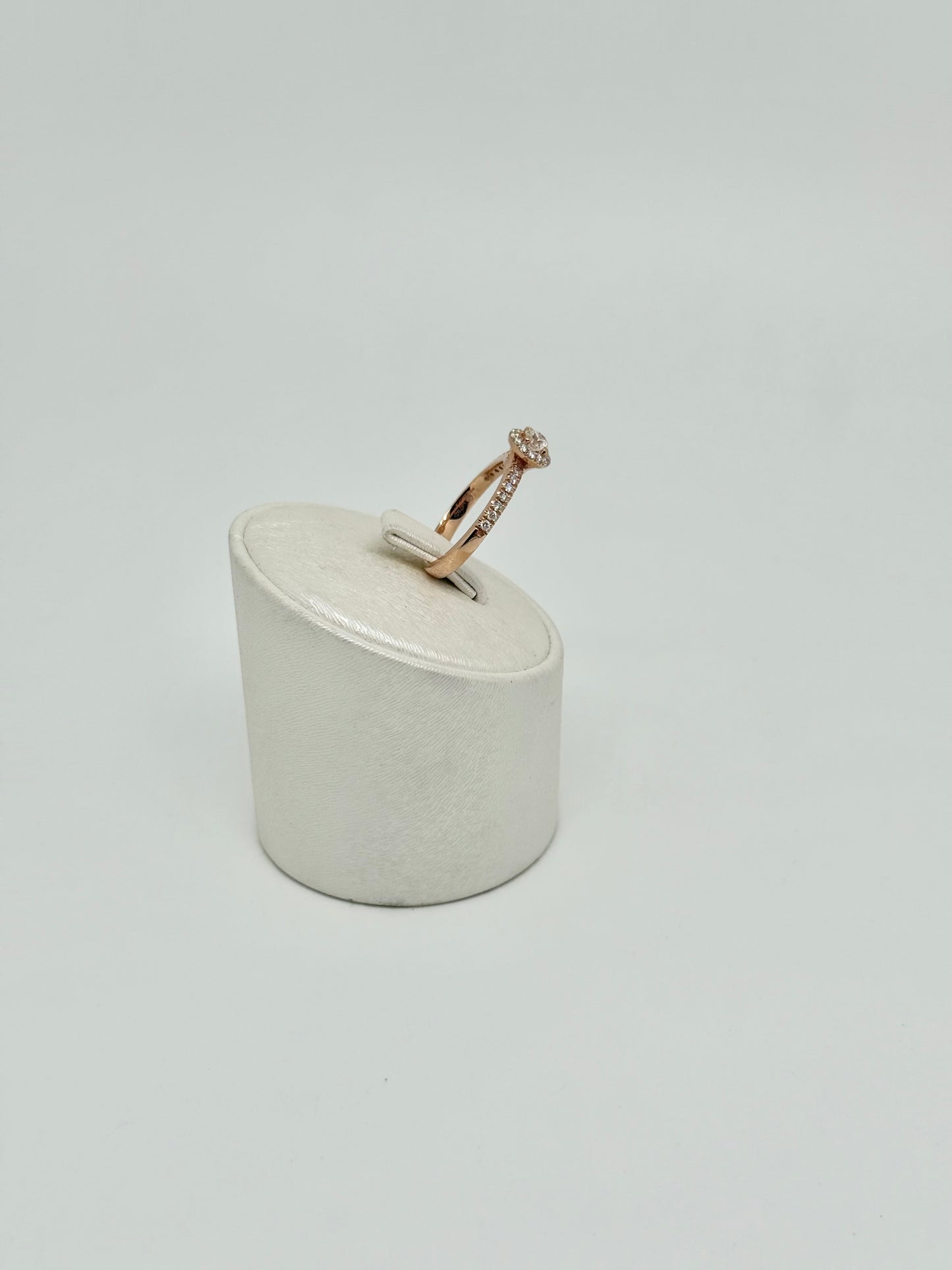 Rose gold ring 'round brilliant'