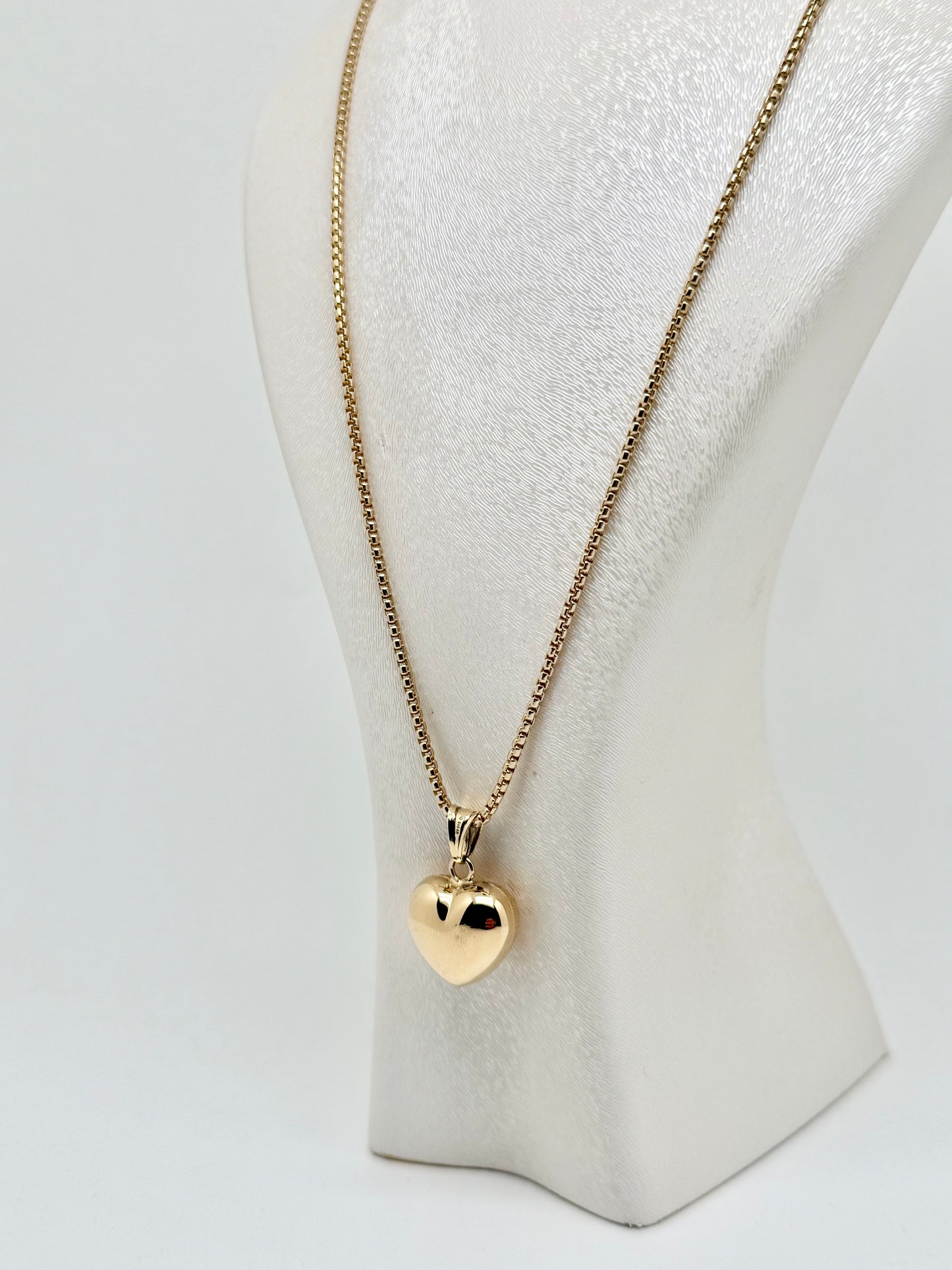 Yellow gold necklace with heart motif, double sided