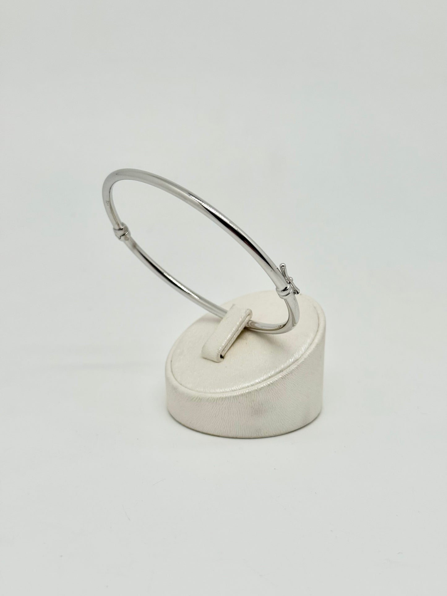 Round white gold bracelet