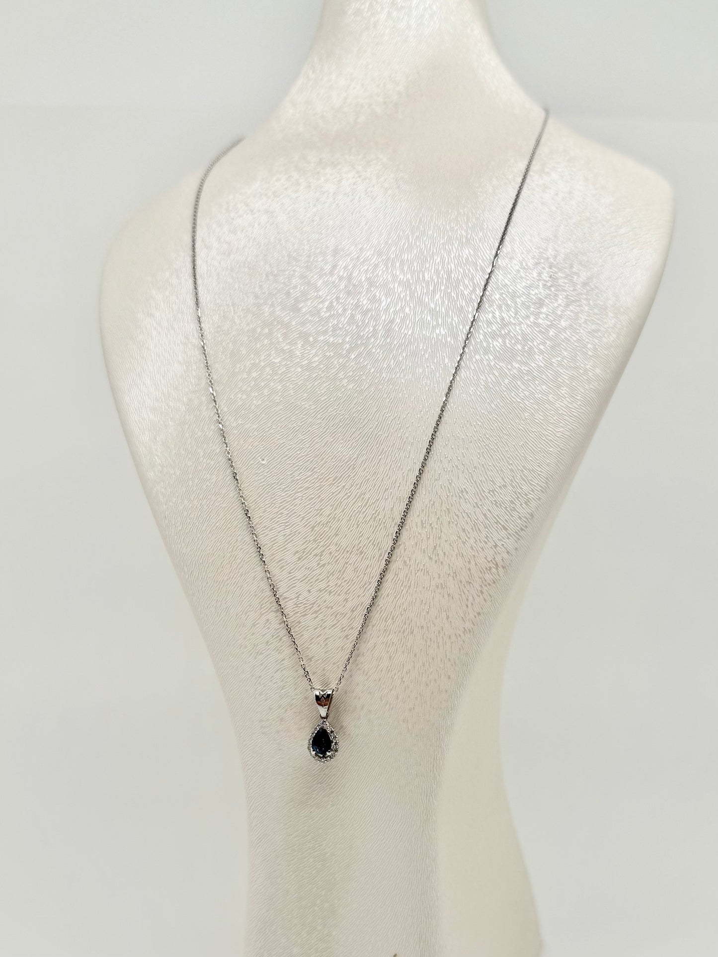 Collier en or blanc 18 carats avec saphir naturel en forme de poire