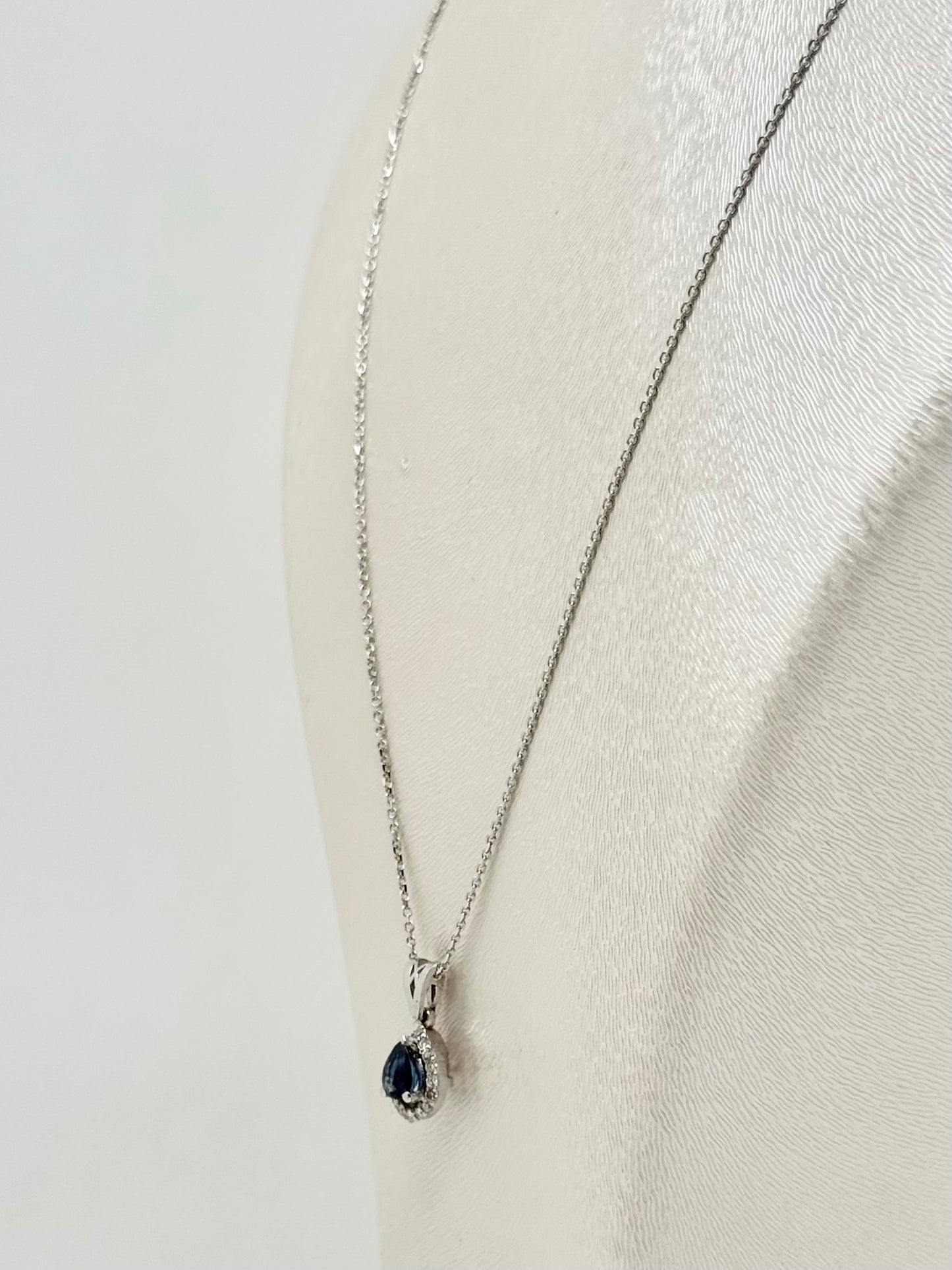 Collier en or blanc 18 carats avec saphir naturel en forme de poire