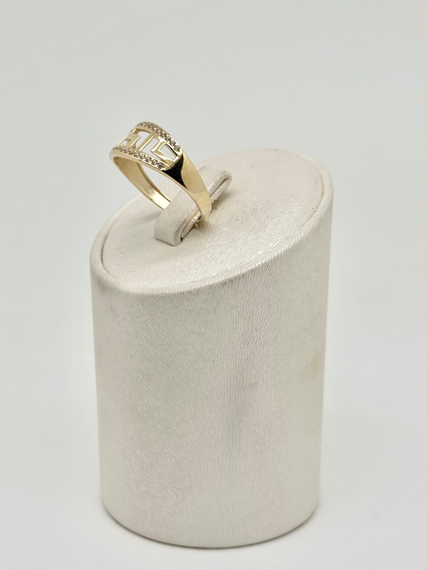 Yellow gold ring set with zircons