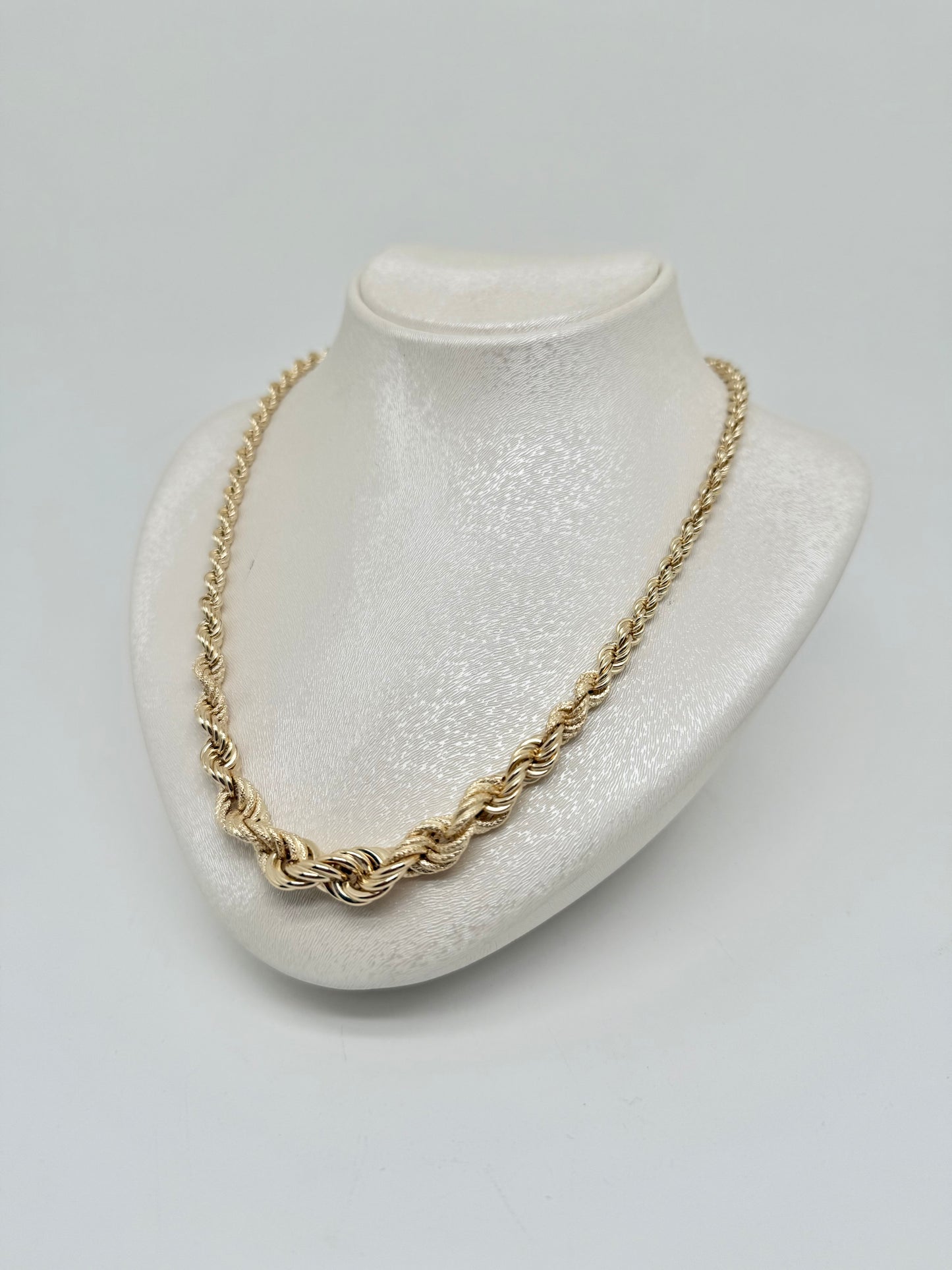 Gradient twisted yellow gold necklace