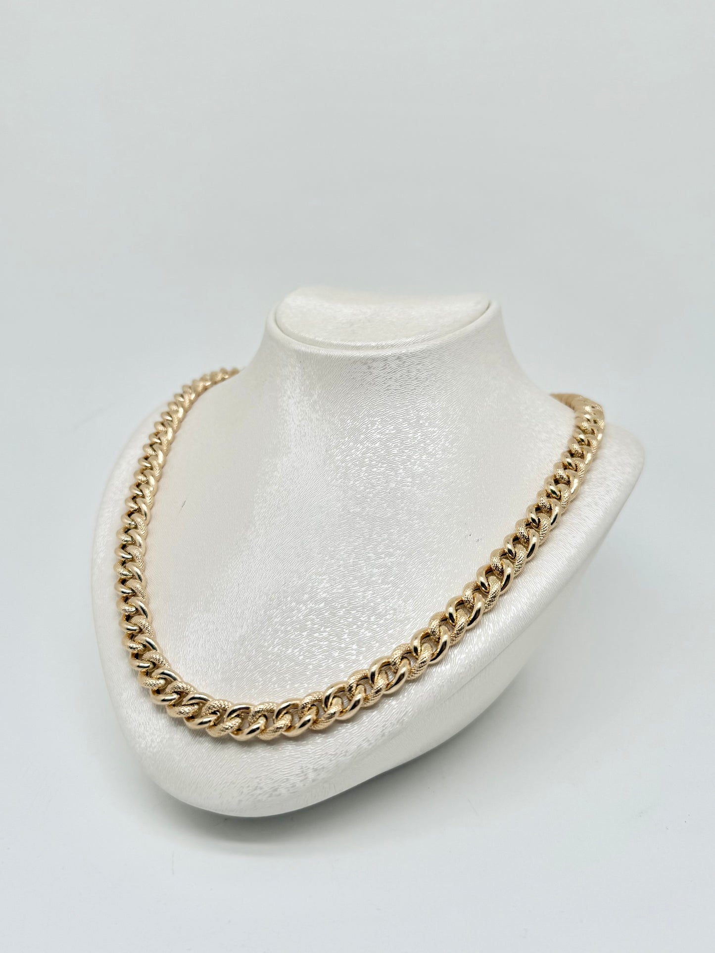 Cuban link yellow gold necklace, 18 carats/750, 32.46g