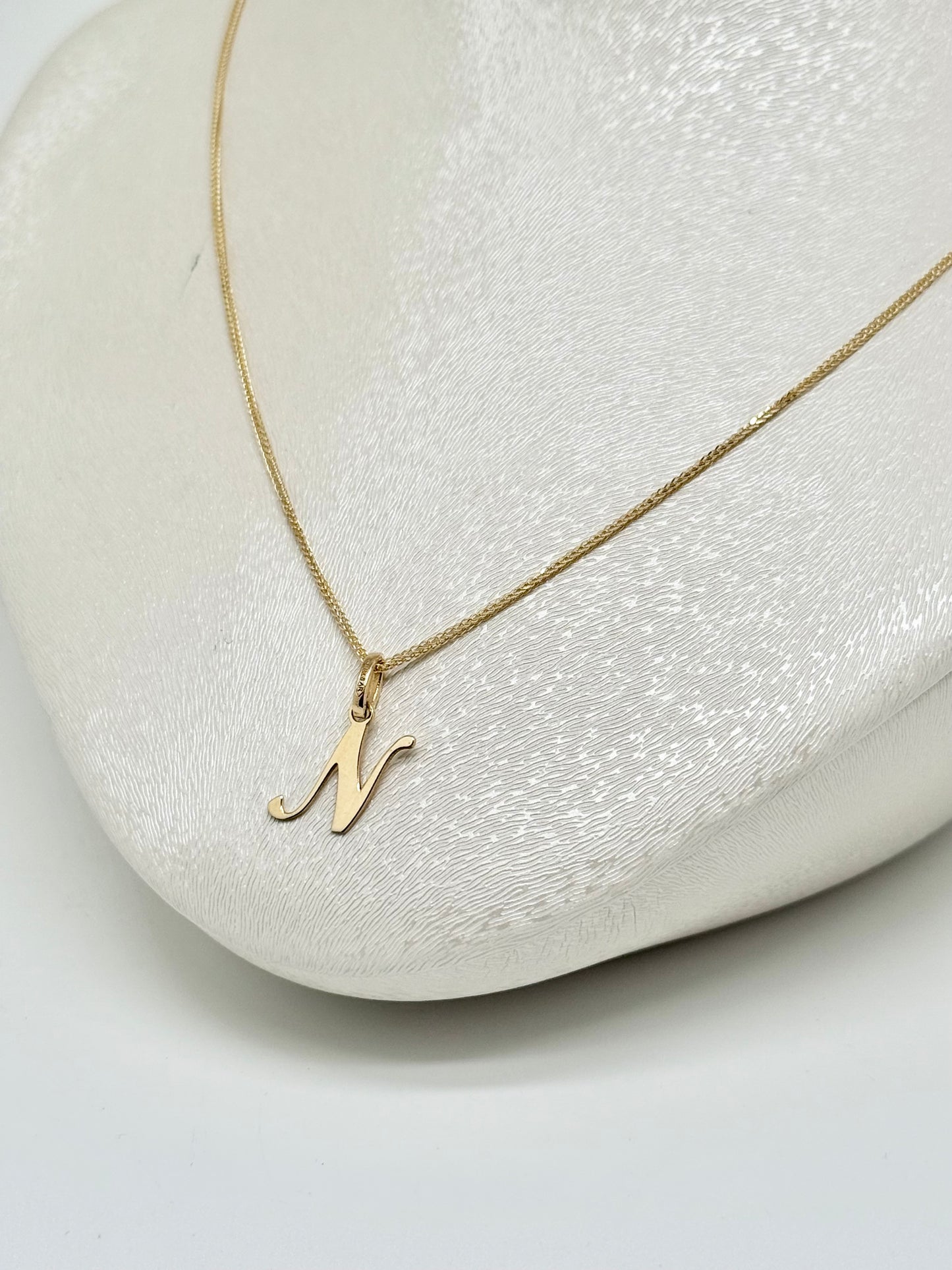 Yellow gold necklace with letter, 18 carats/750
