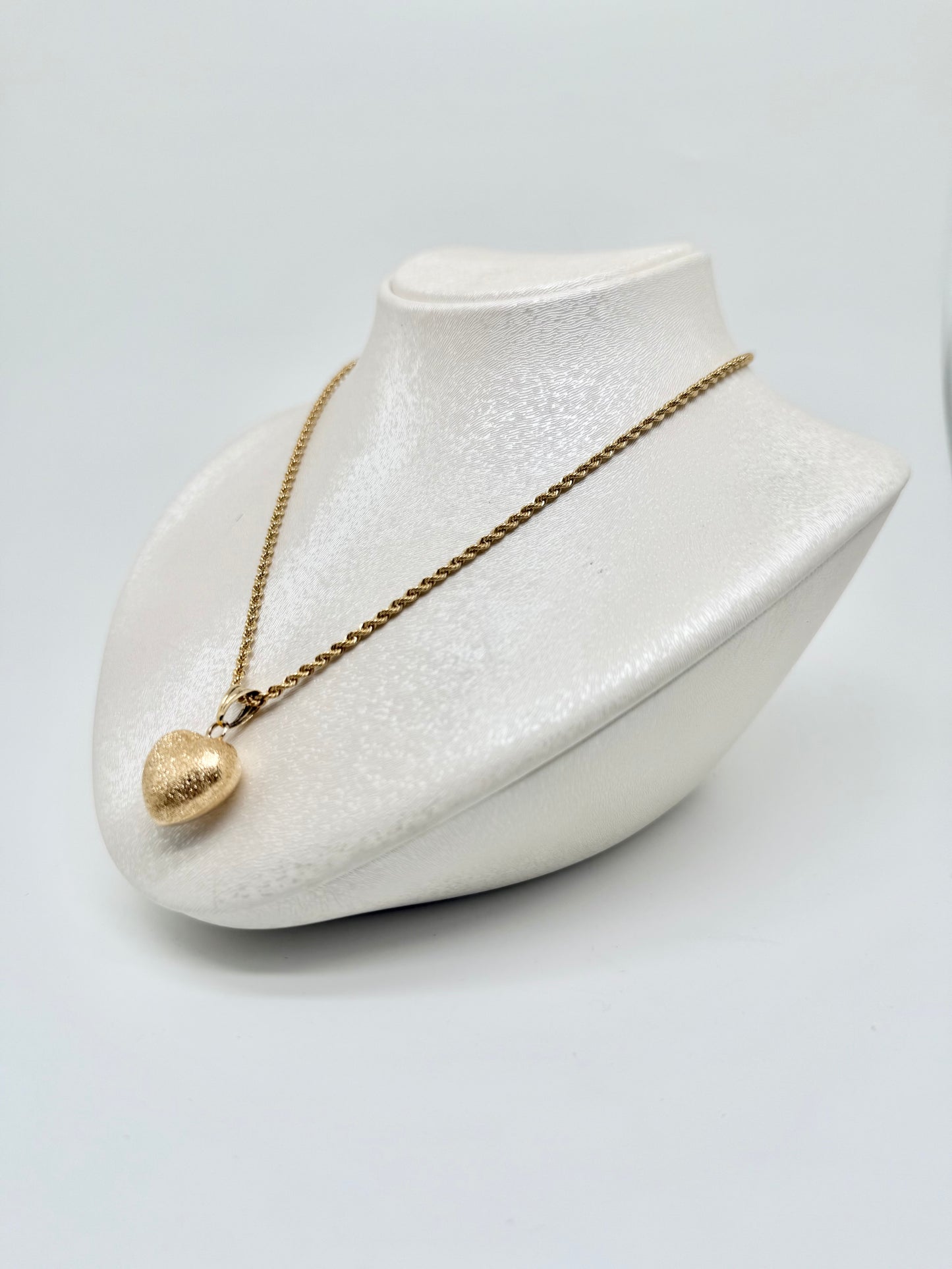 Twisted yellow gold necklace with reversible heart pendant