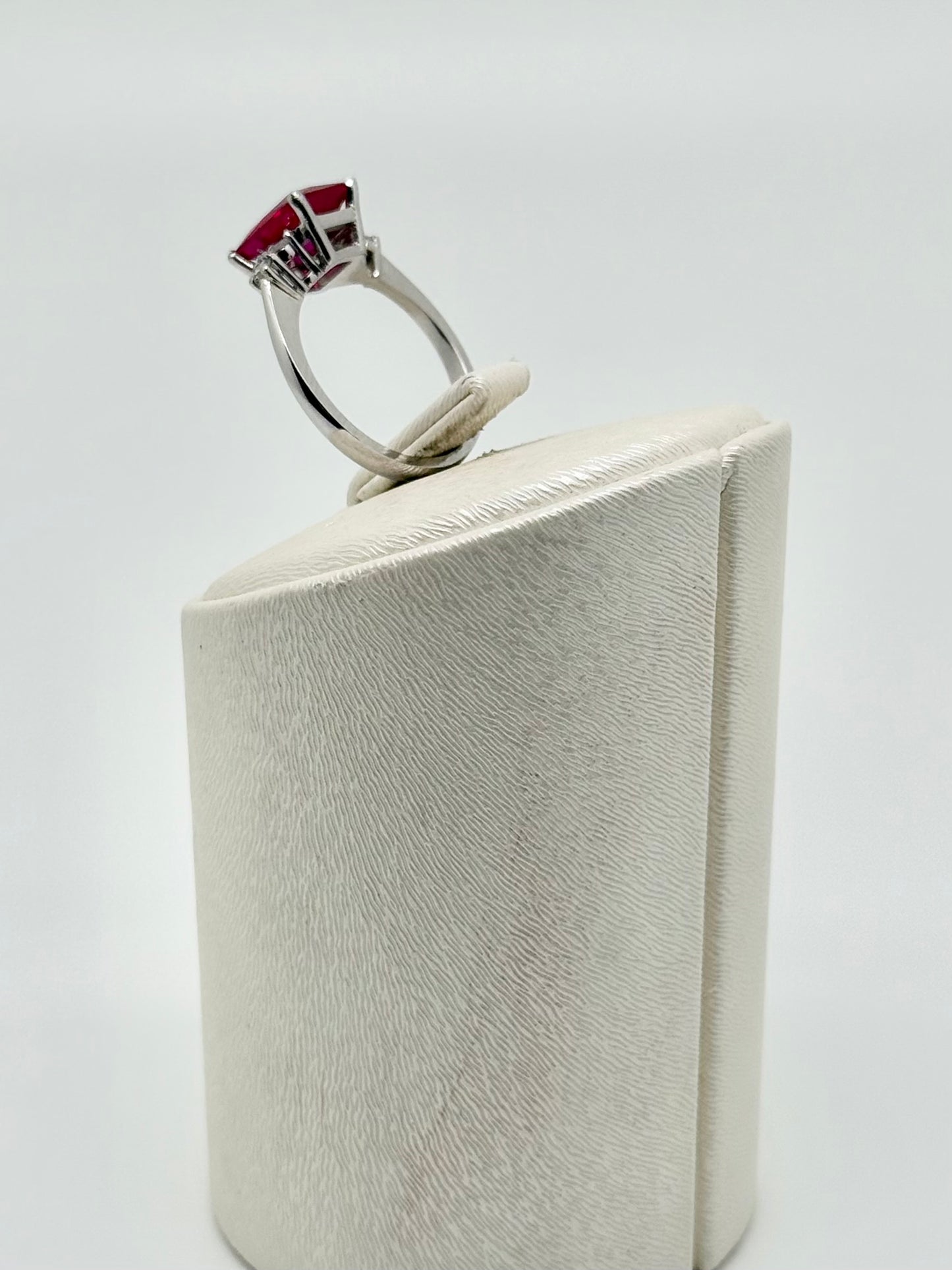 Rubis de 3 carats, serti sur une monture en or blanc 18 carats (750/1000)