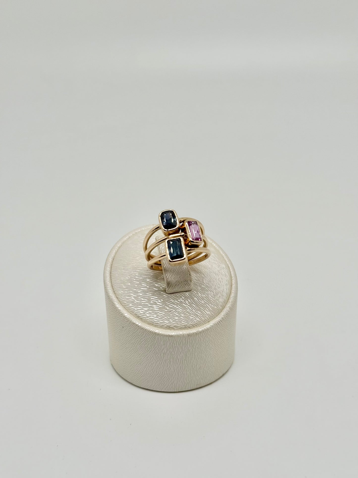 Yellow gold ring set with 2 natural sapphires